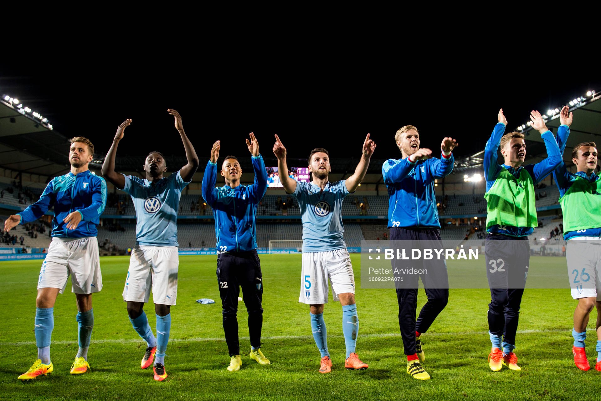 Malmö FFs spelare med Erdal Rakip jublar mot publiken efter fotbollsmatchen i Allsvenskan mellan Malmö FF och Elfsborg den 22 september 2016 i Helsingborg.