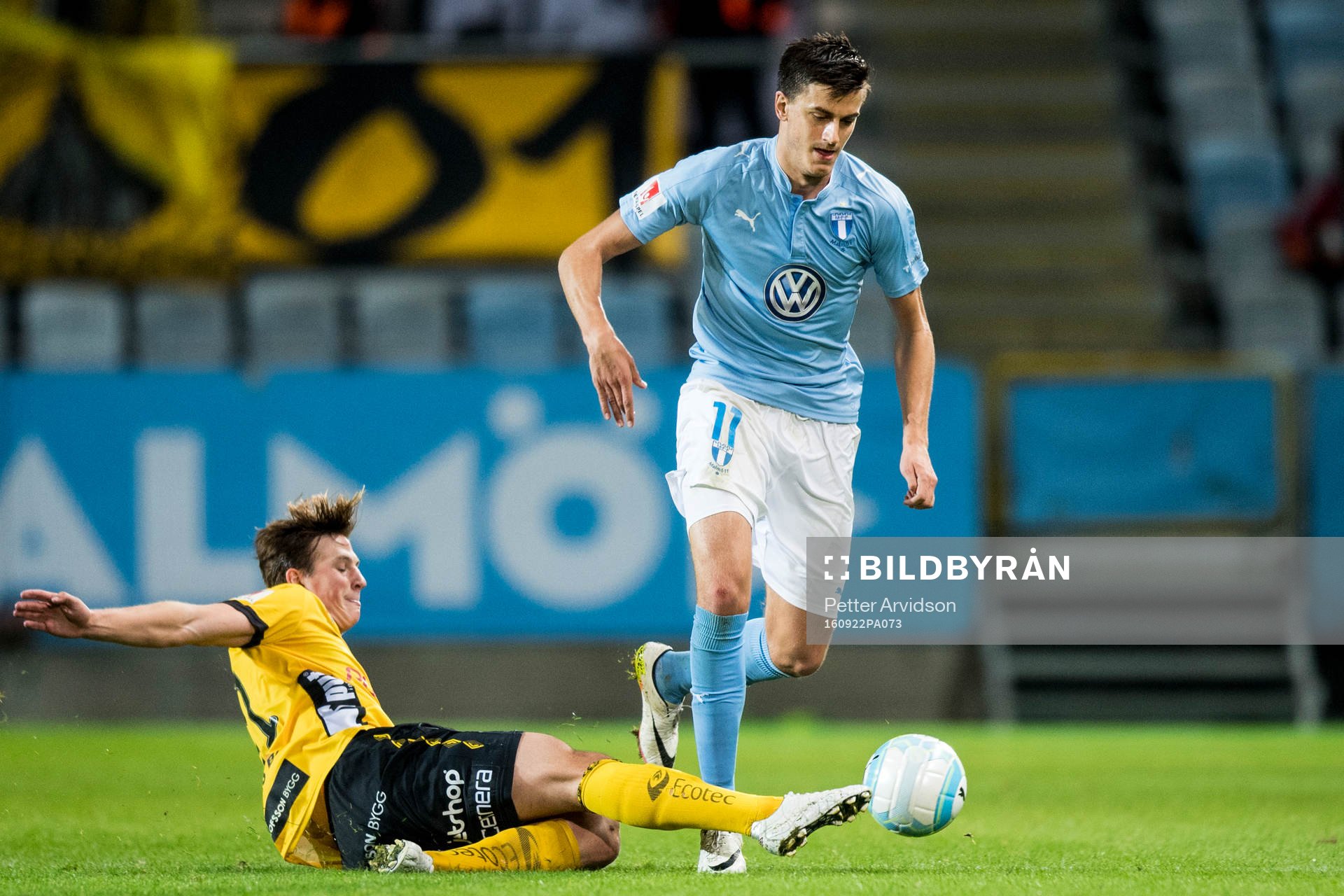 Elfsborgs Simon Olsson och Malmö FFs Alexander Jeremejeff