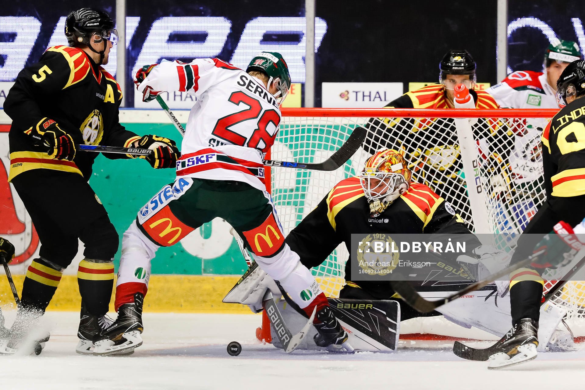 Brynäs målvakt Felix Sandström och Lukas Kilström
