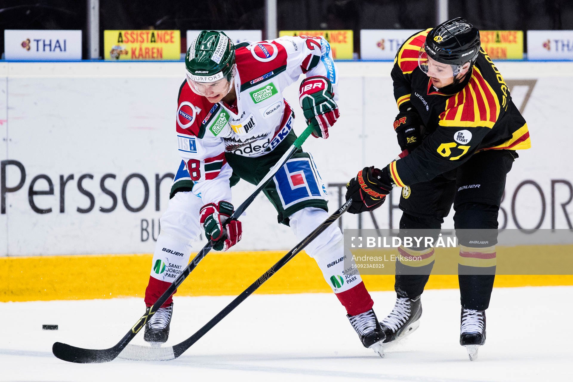 Frölundas Robin Figren i kamp om pucken med Brynäs Tomas