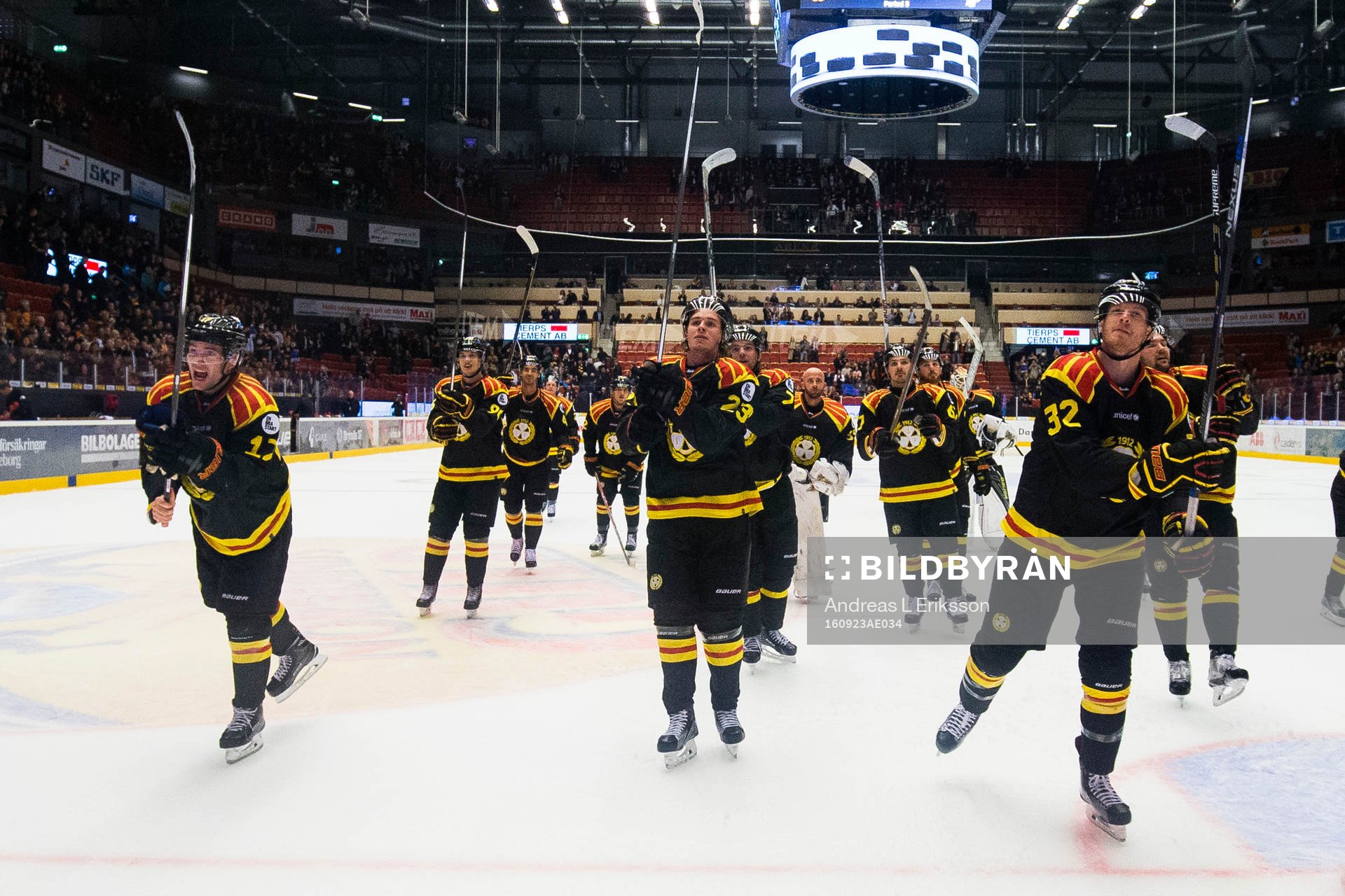 Brynäs spelare tackar publiken