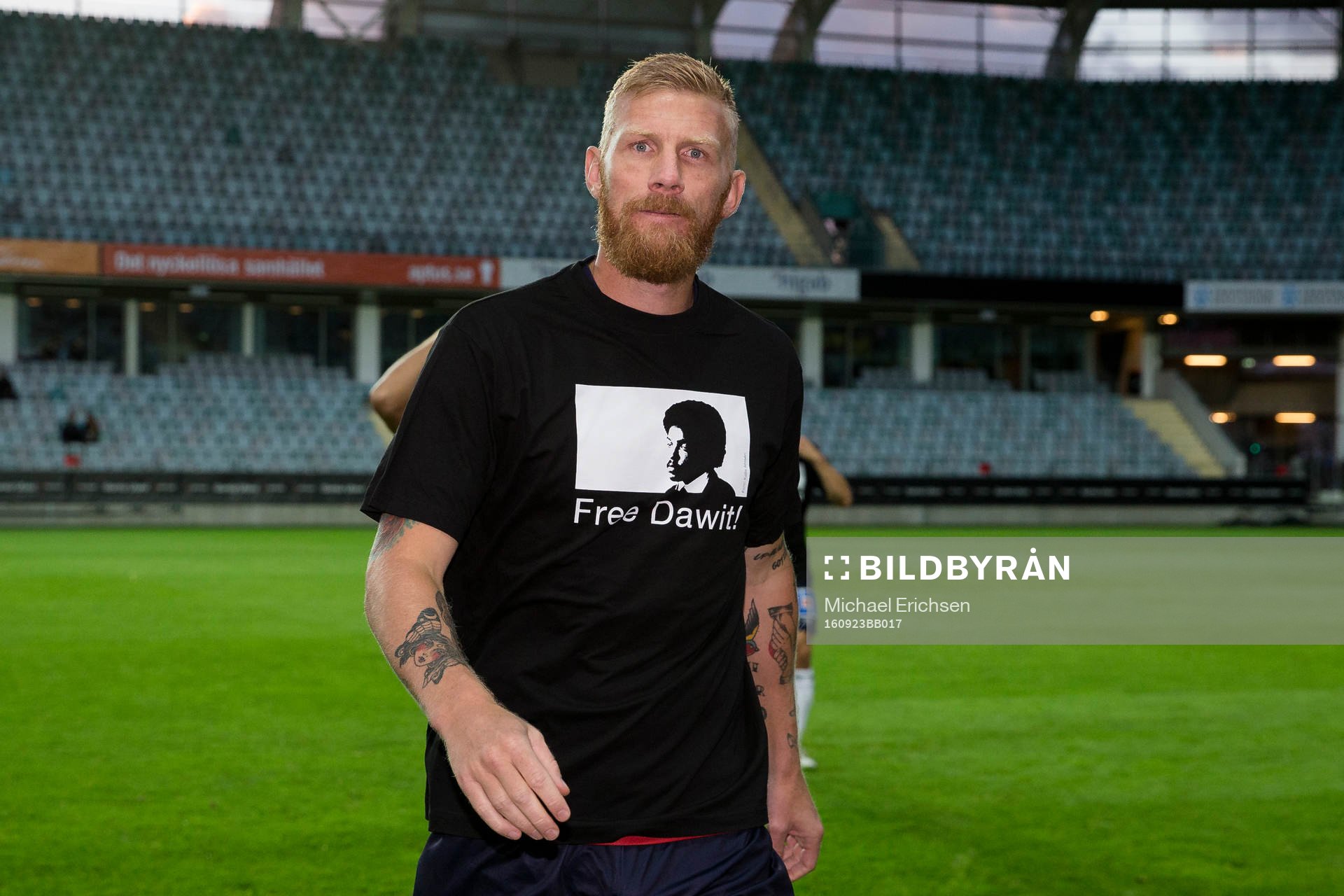 3 Örgrytes Fredrik Björck med en Free Dawit Isaak t-shirt