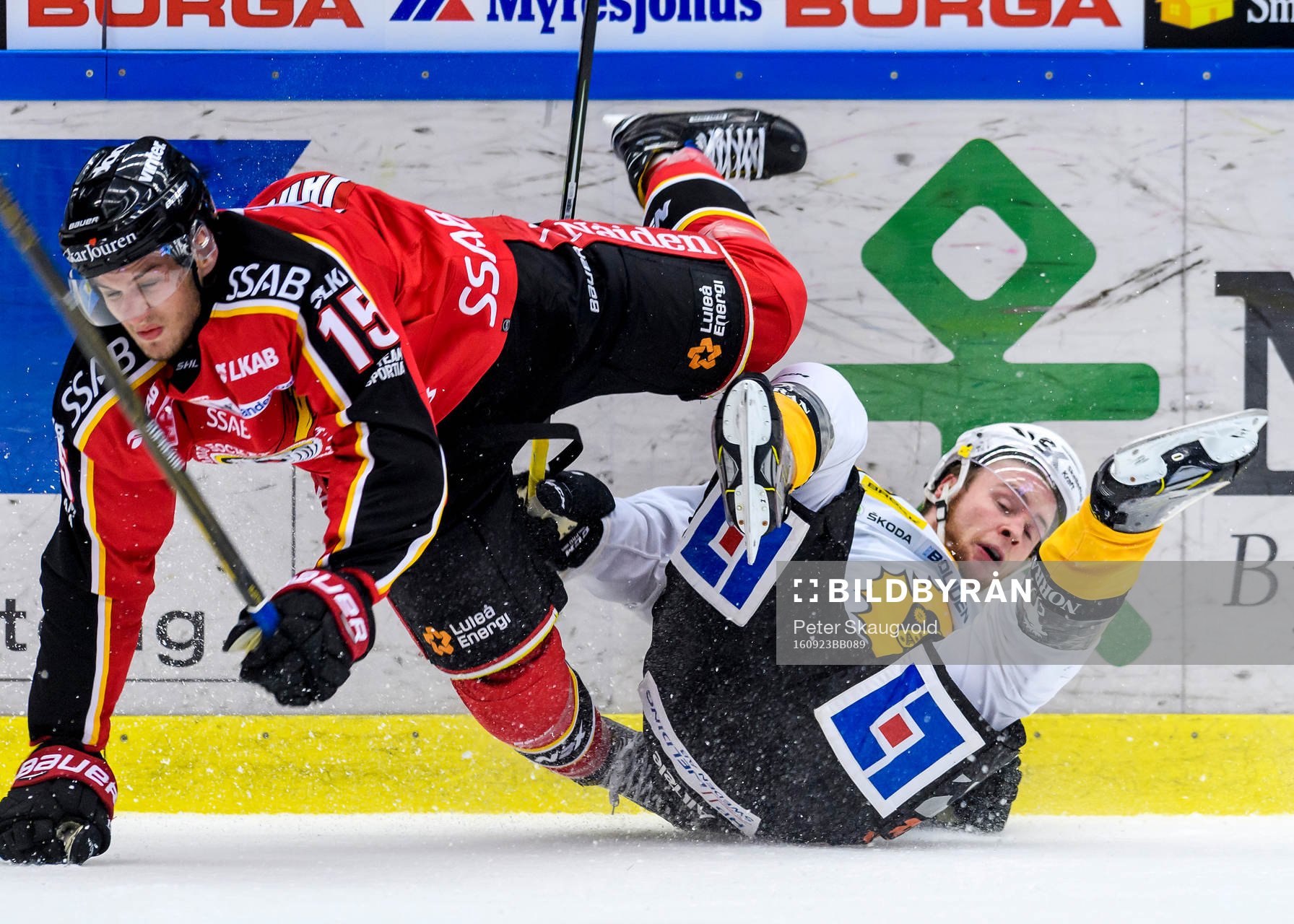 Luleås Christian Jaros tacklar Skellefteås Sebastian