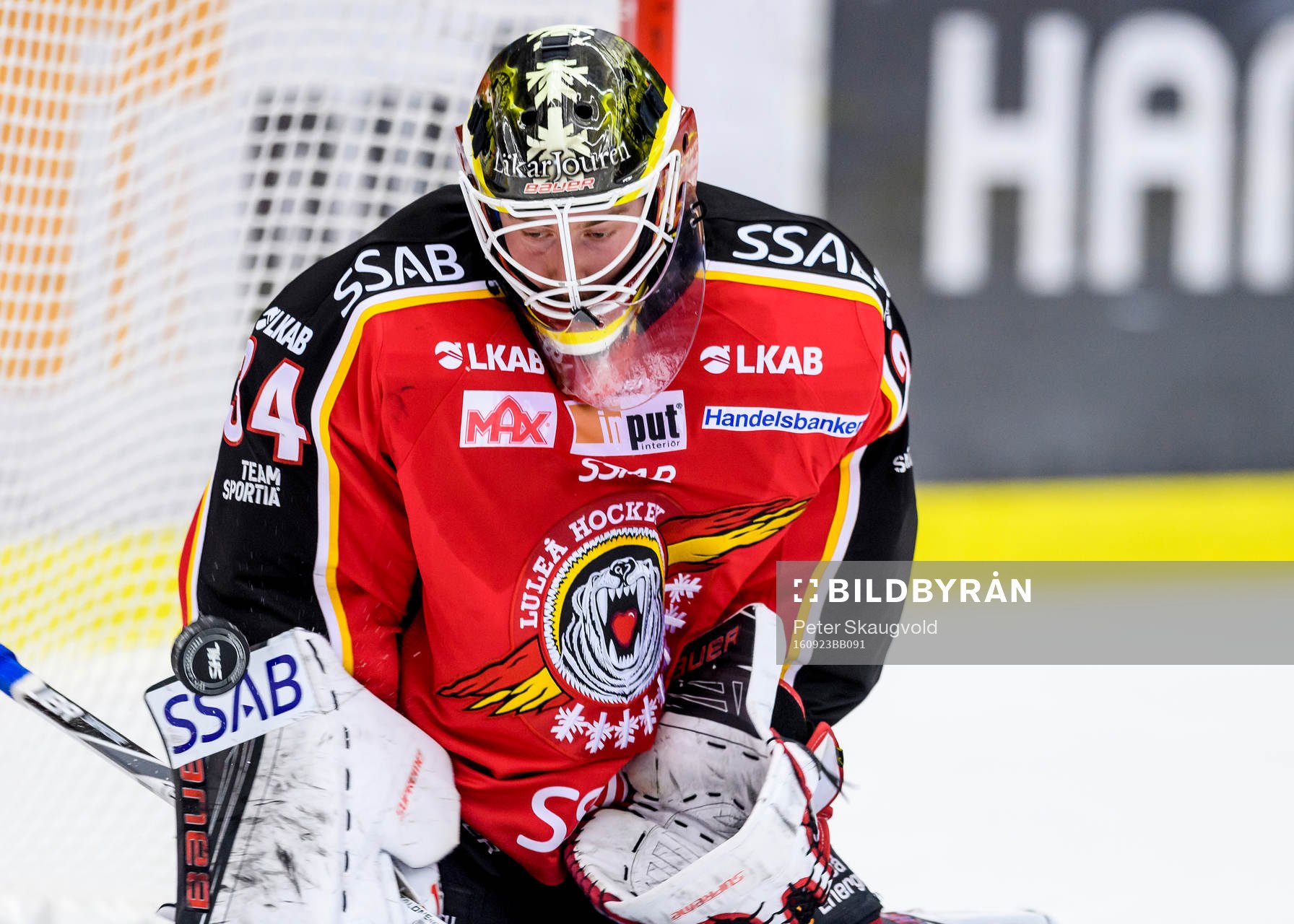 Luleås målvakt Joel Lassinatti räddar ett skott