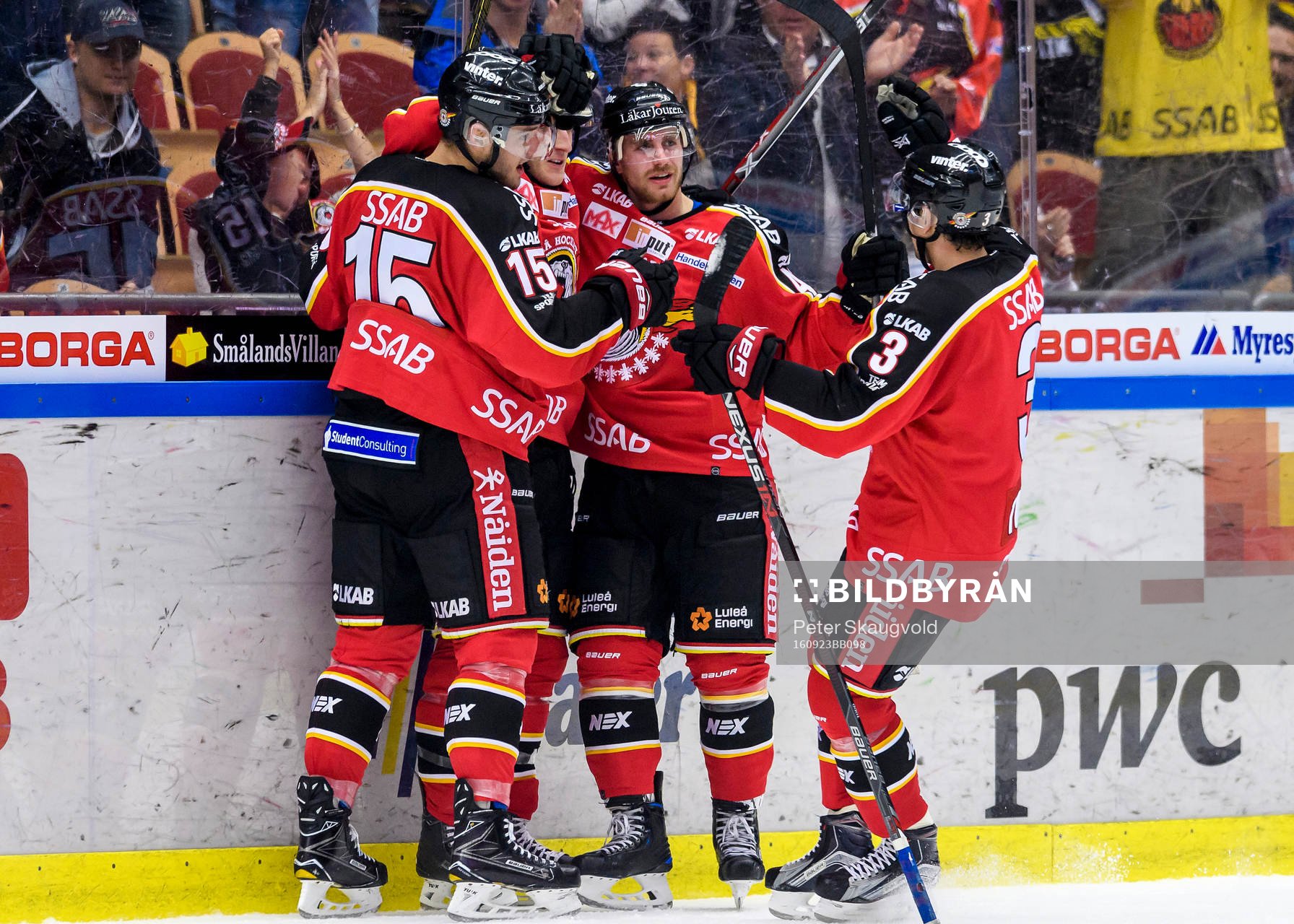Luleås Bill Sweatt (m) jublar