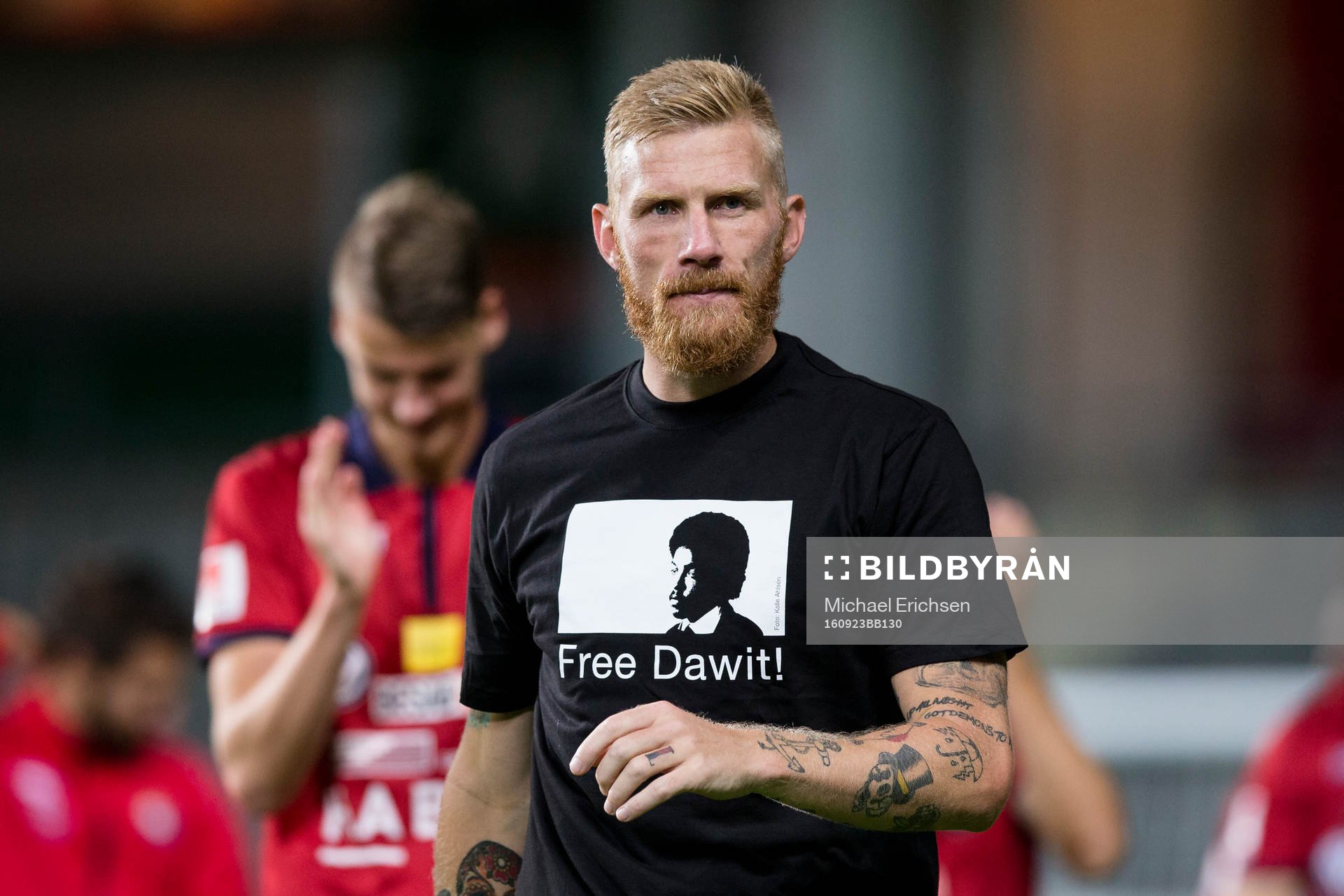 3 Örgrytes Fredrik Björck med en Free Dawit Isaak t-shirt