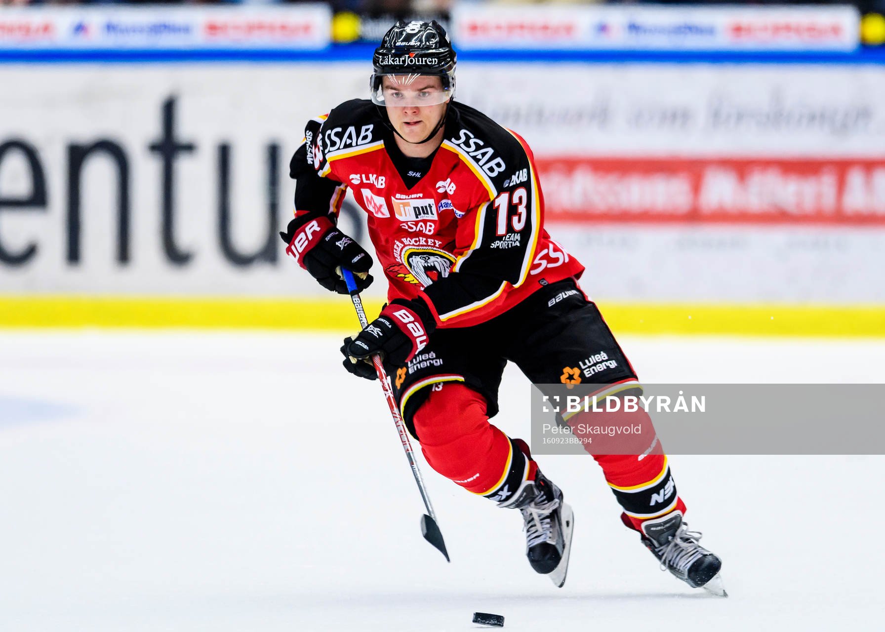 Luleås Julius Junttila med pucken