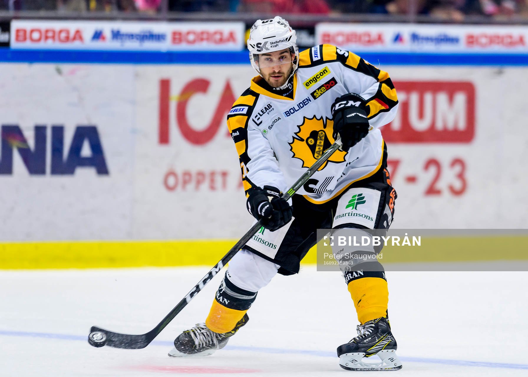 Skellefteås Andrew Calof med pucken