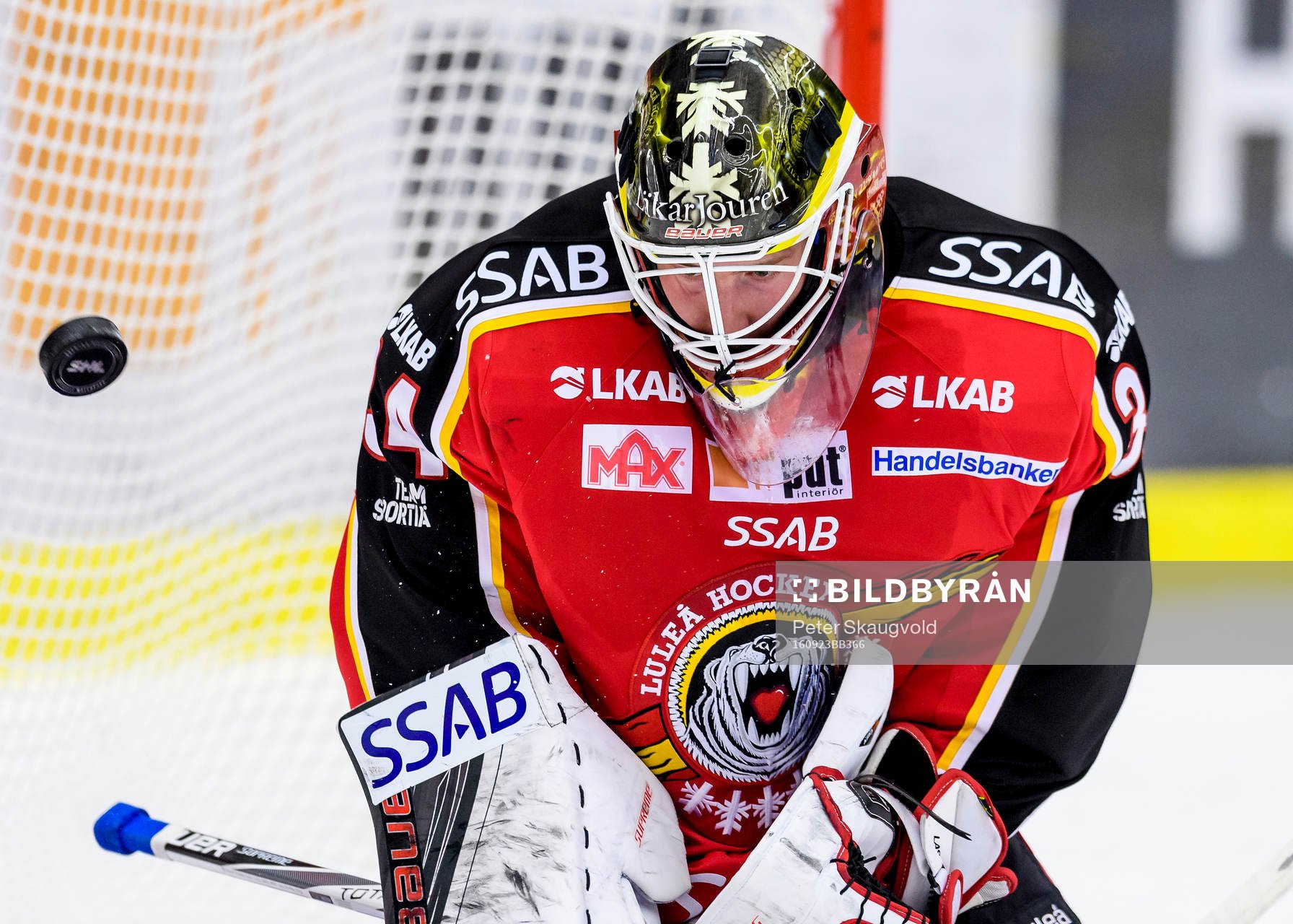 Luleås målvakt Joel Lassinatti räddar ett skott