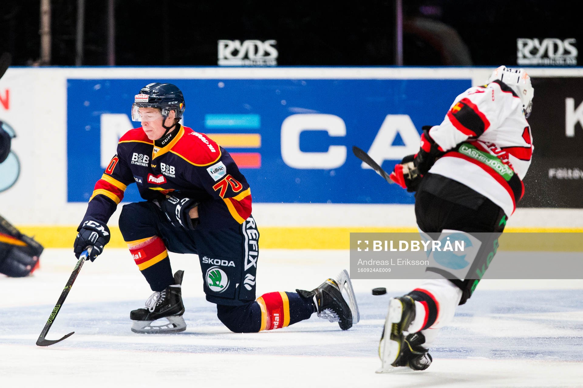 Djurgårdens Marcus Davidsson täcker ett skott från