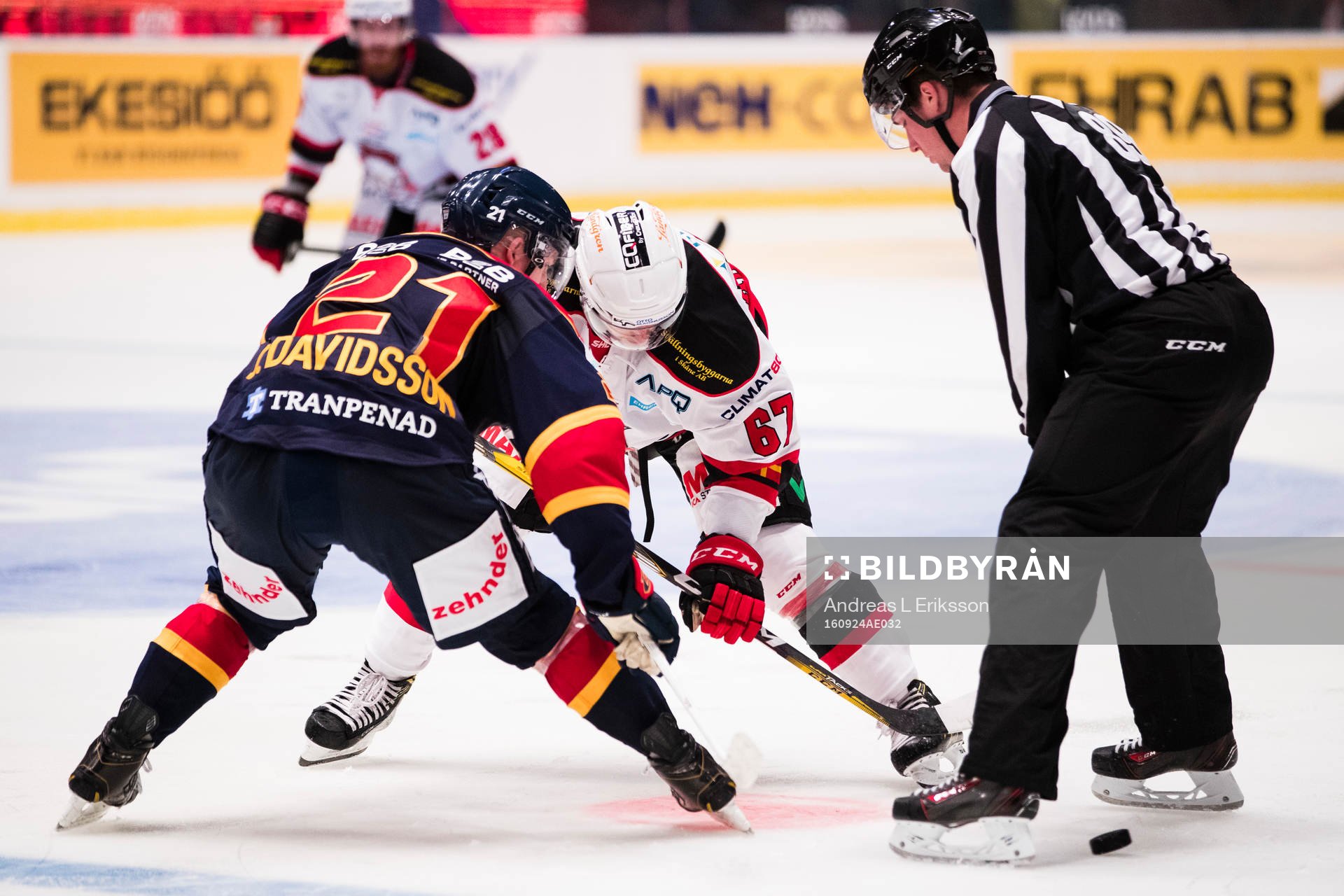 Djurgårdens Jonathan Davidsson  tekar mot Malmö Redhawks