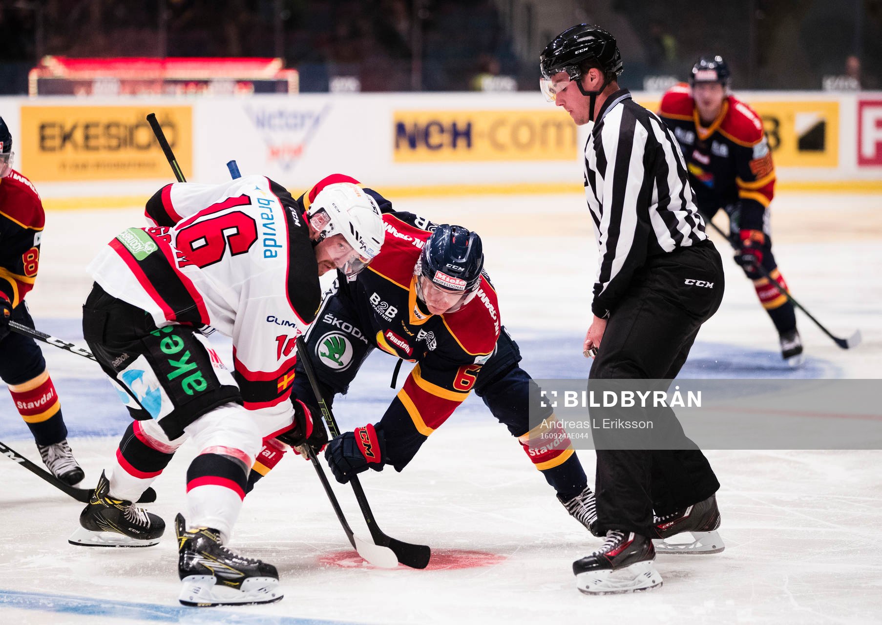 Malmö Redhawks Magnus Häggström tekar mot Djurgårdens