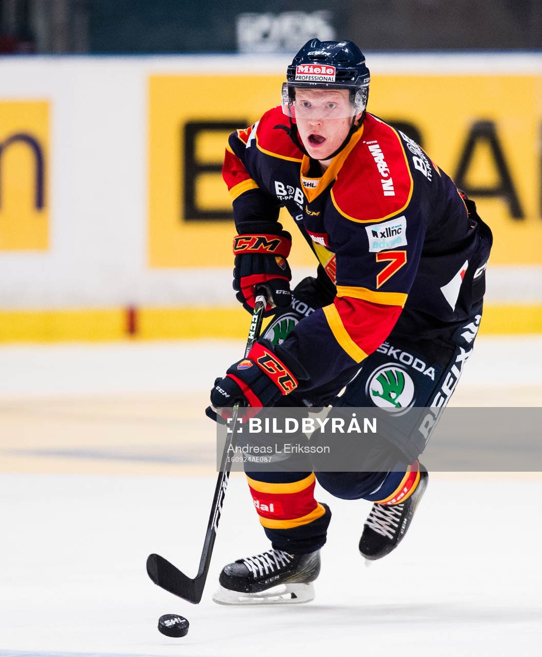 Djurgårdens Emil Johansson med pucken