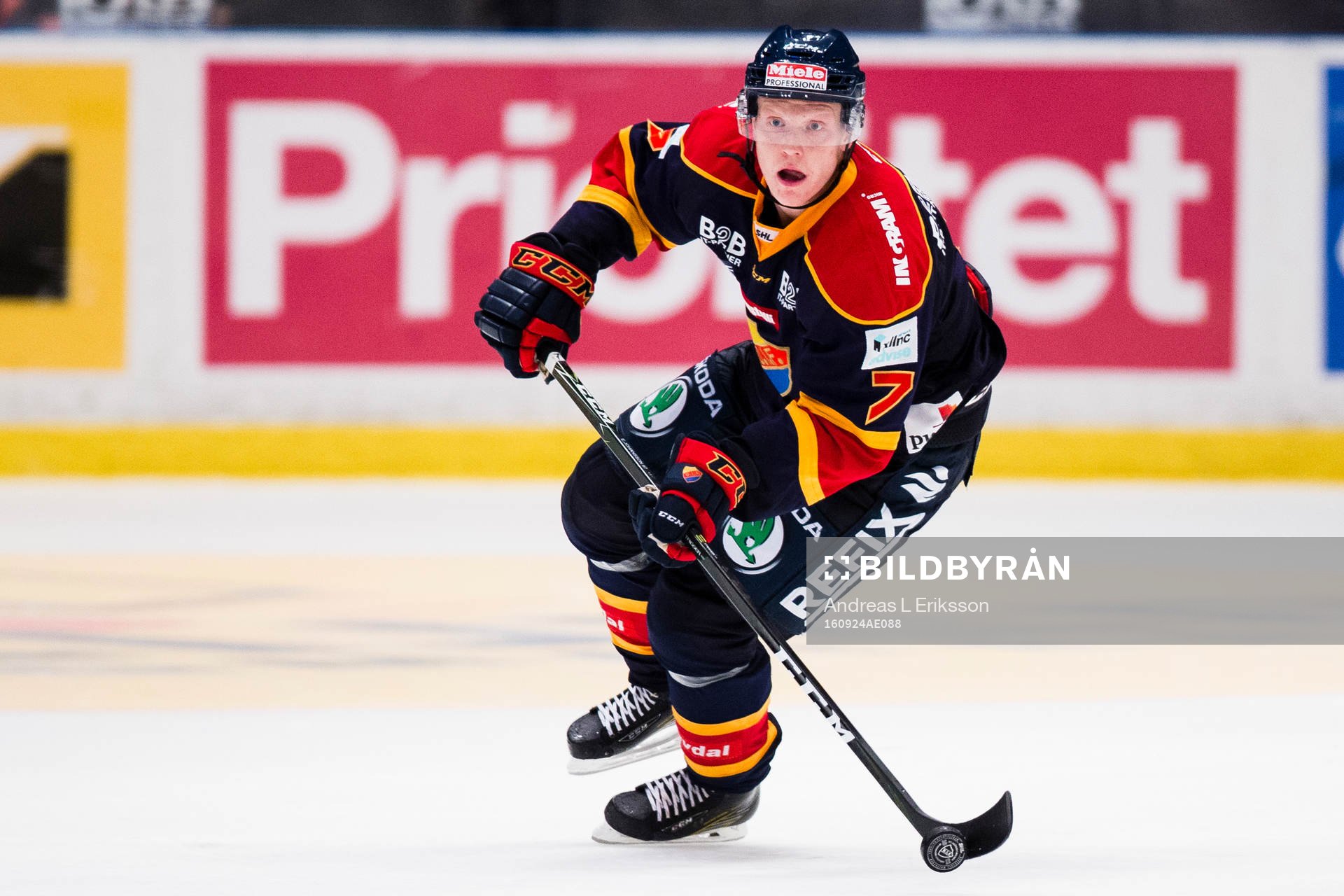 Djurgårdens Emil Johansson med pucken