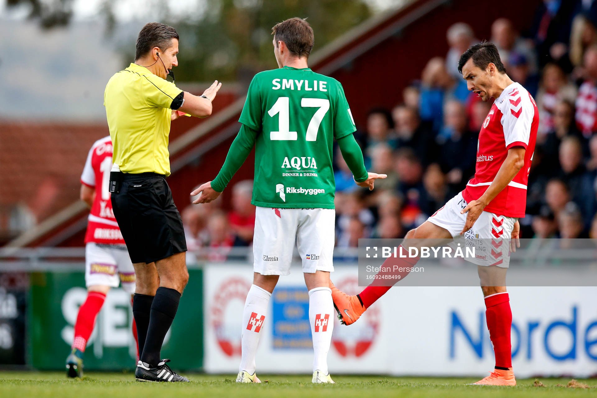 Domaren Bojan Pandzic visar ut Jönköpings Daryl Smylie