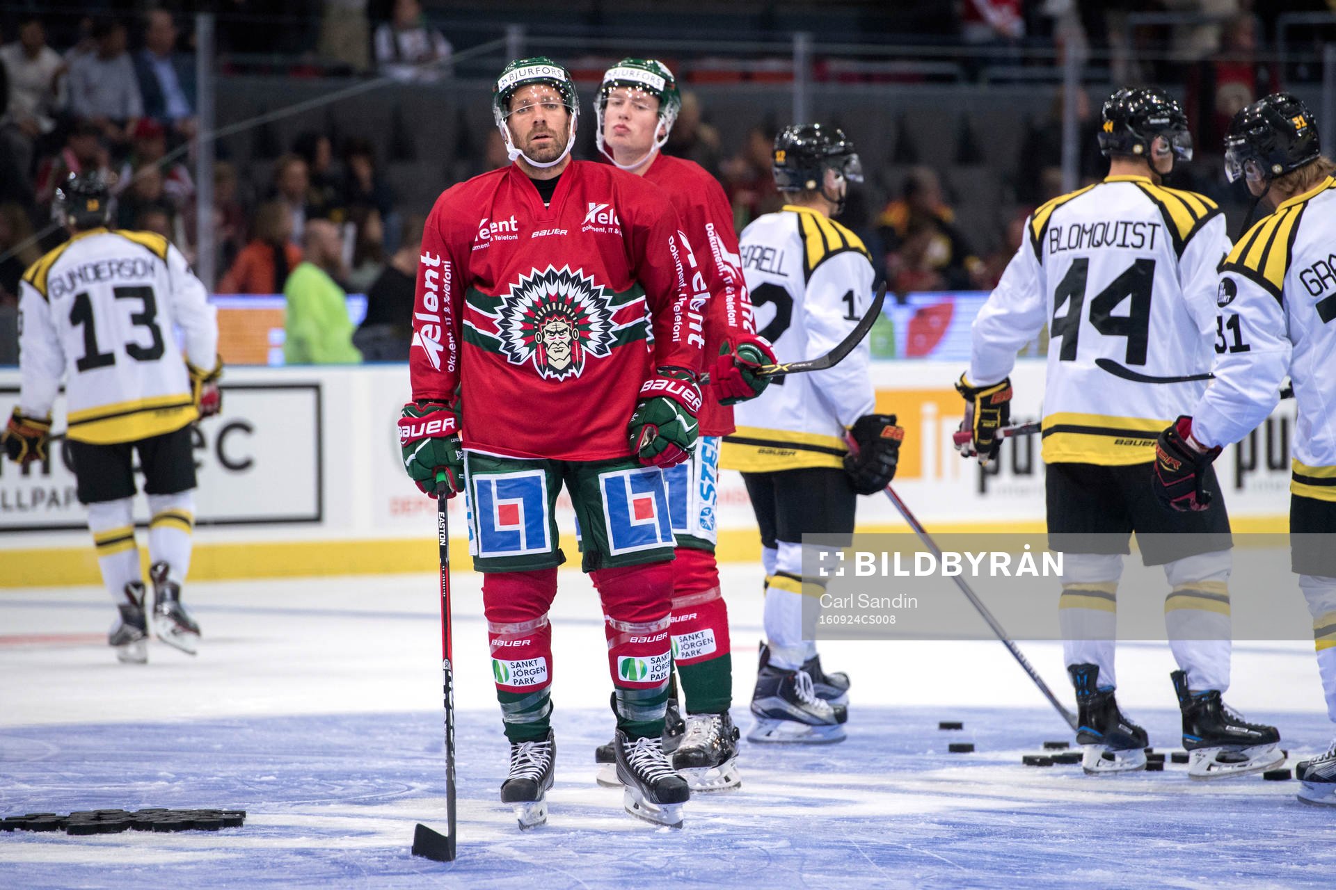 Frölundas Joel Lundqvist värmer upp innan ishockeymatchen