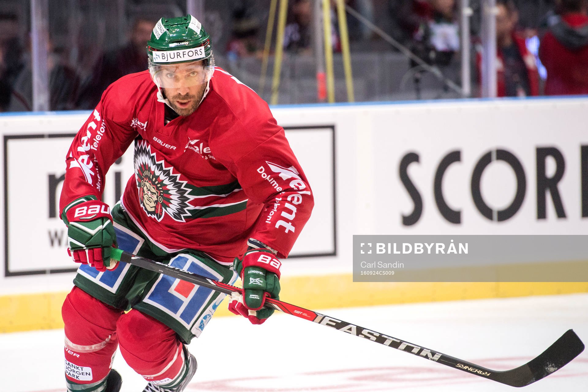 Frölundas Joel Lundqvist värmer upp innan ishockeymatchen