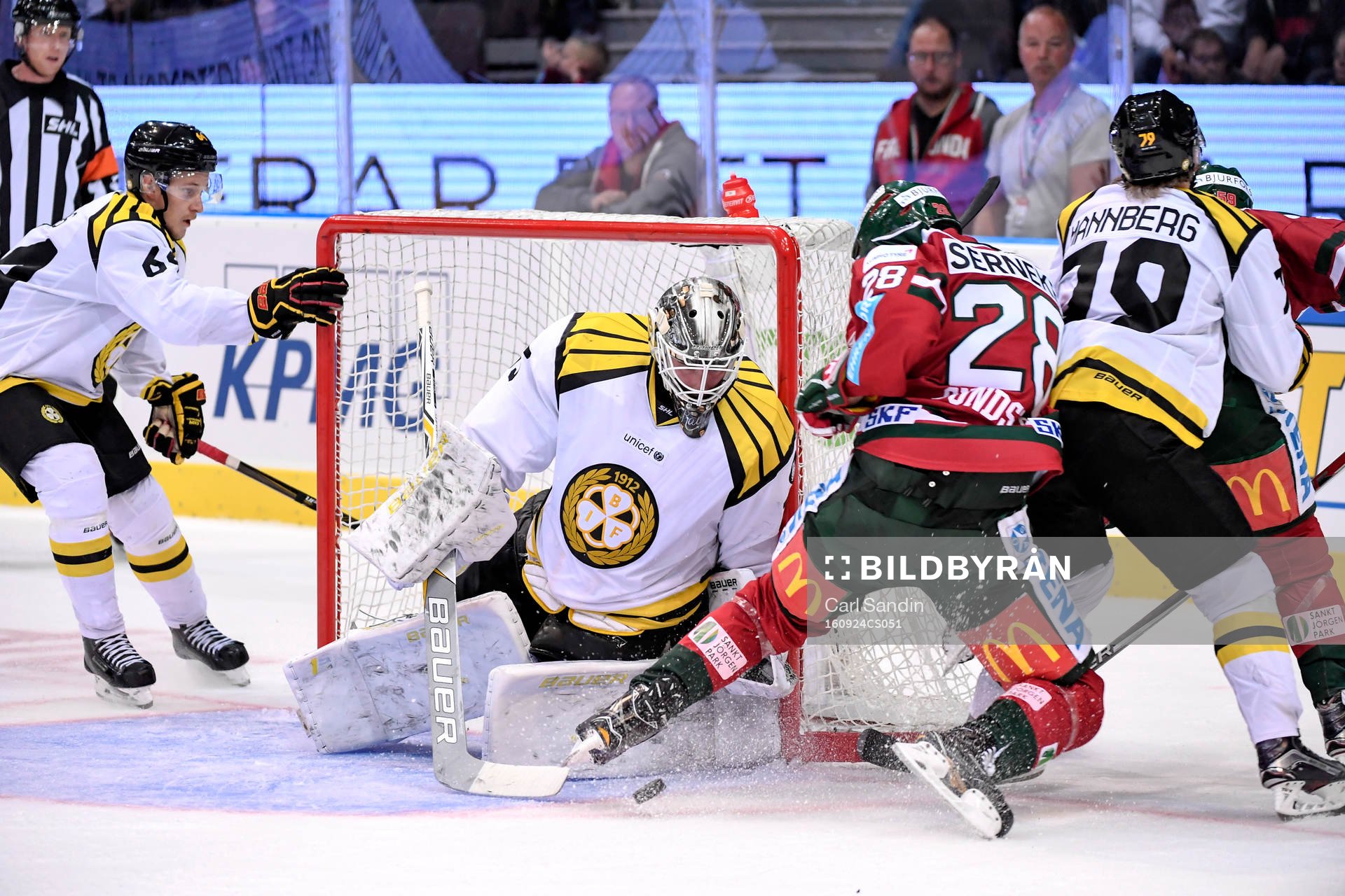 Frölundas Johan Sundström oroar framför Brynäs målvakt
