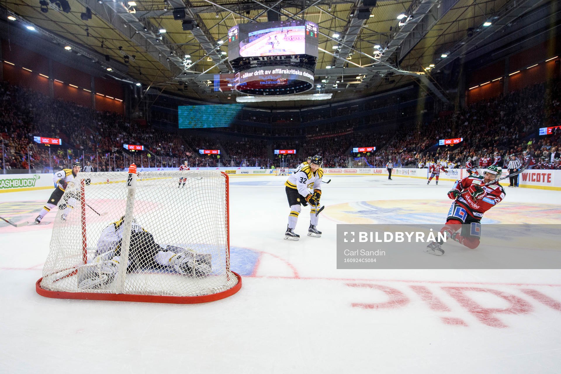 Frölundas Joel Lundqvist gör 1-1 bakom Brynäs målvakt