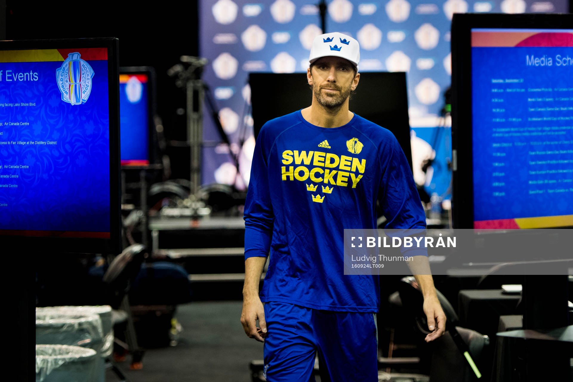 Sveriges målvakt Henrik Lundqvist kommer till pressrummet
