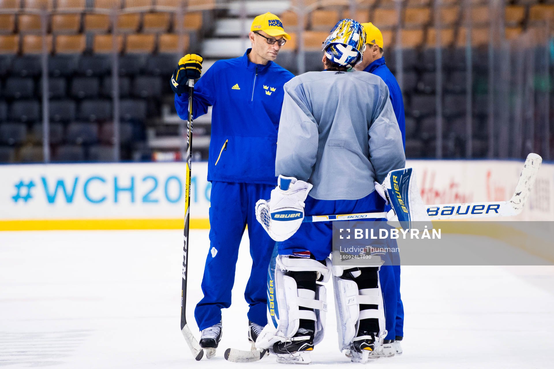 Sveriges målvakt Henrik Lundqvist i samtal med