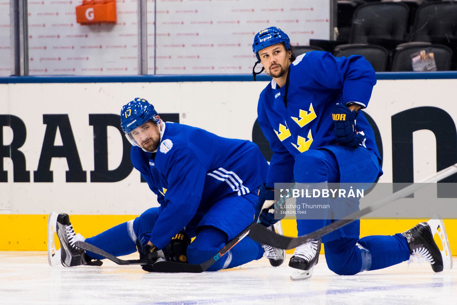 Sveriges Patrik Berglund och Erik Karlsson stretchar