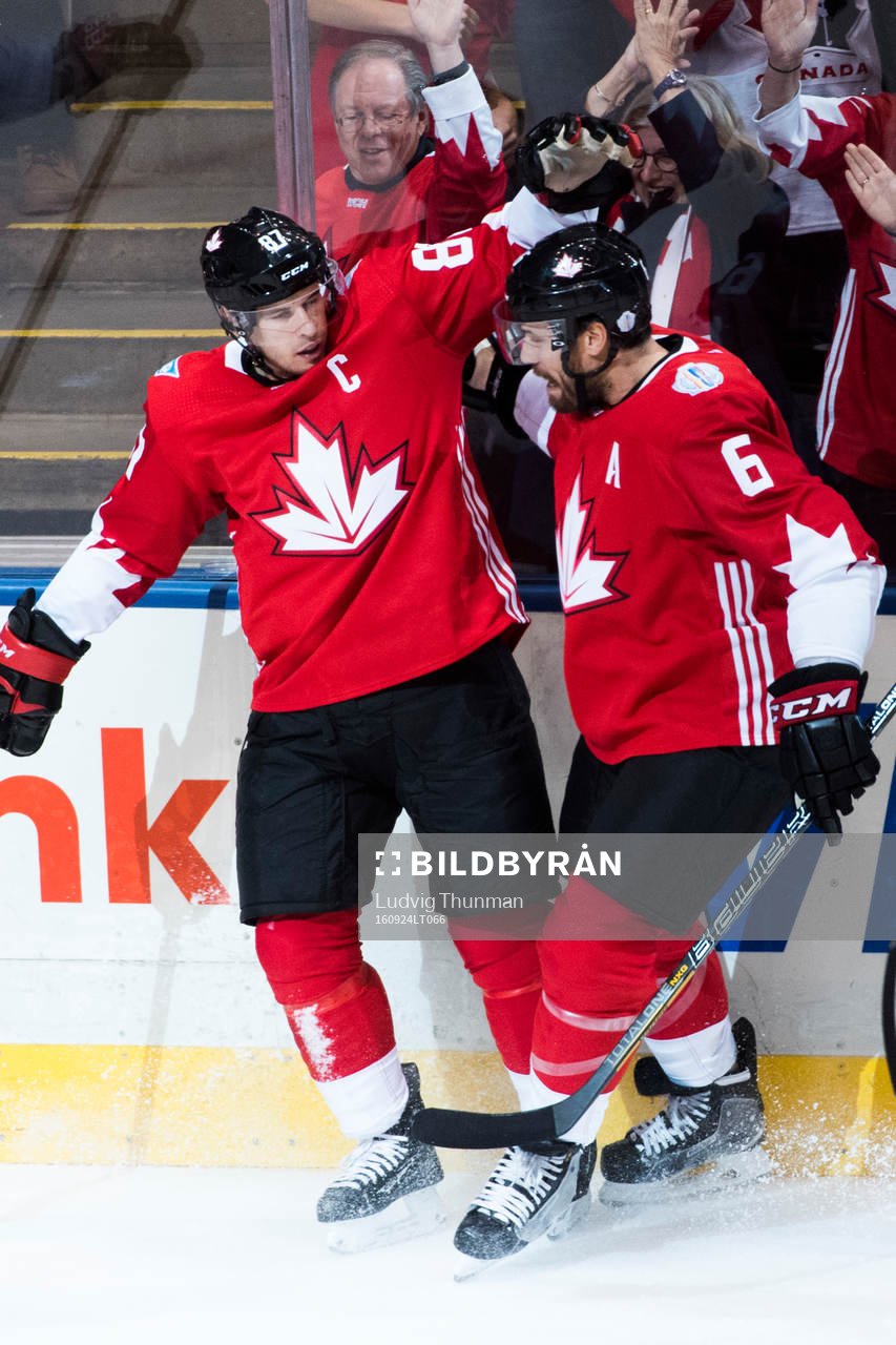 Kanadas Shea Weber jublar med Sidney Crosby som gjort 1-0