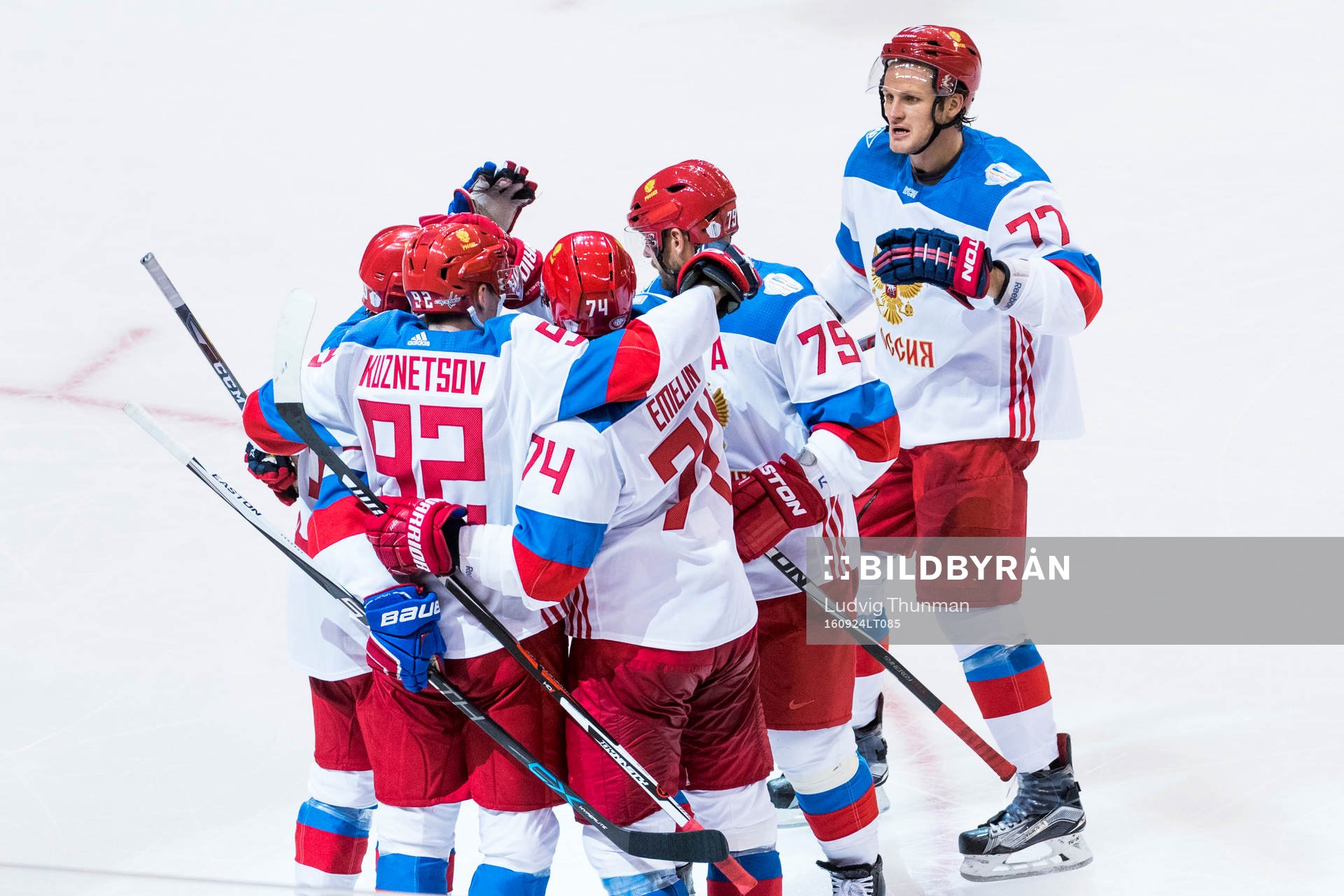 Rysslands spelare jublar med Evgeny Kuznetsov som gjort 1-2