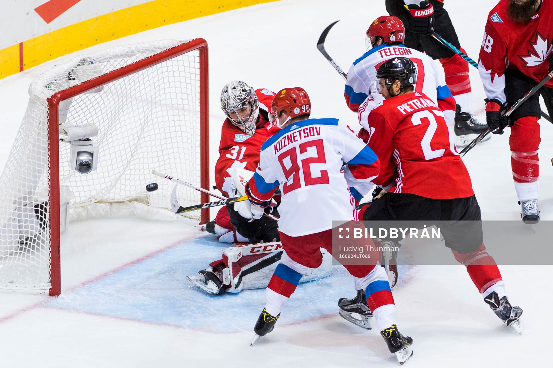 Rysslands Evgeny Kuznetsov gör 1-2 bakom Kanadas målvakt