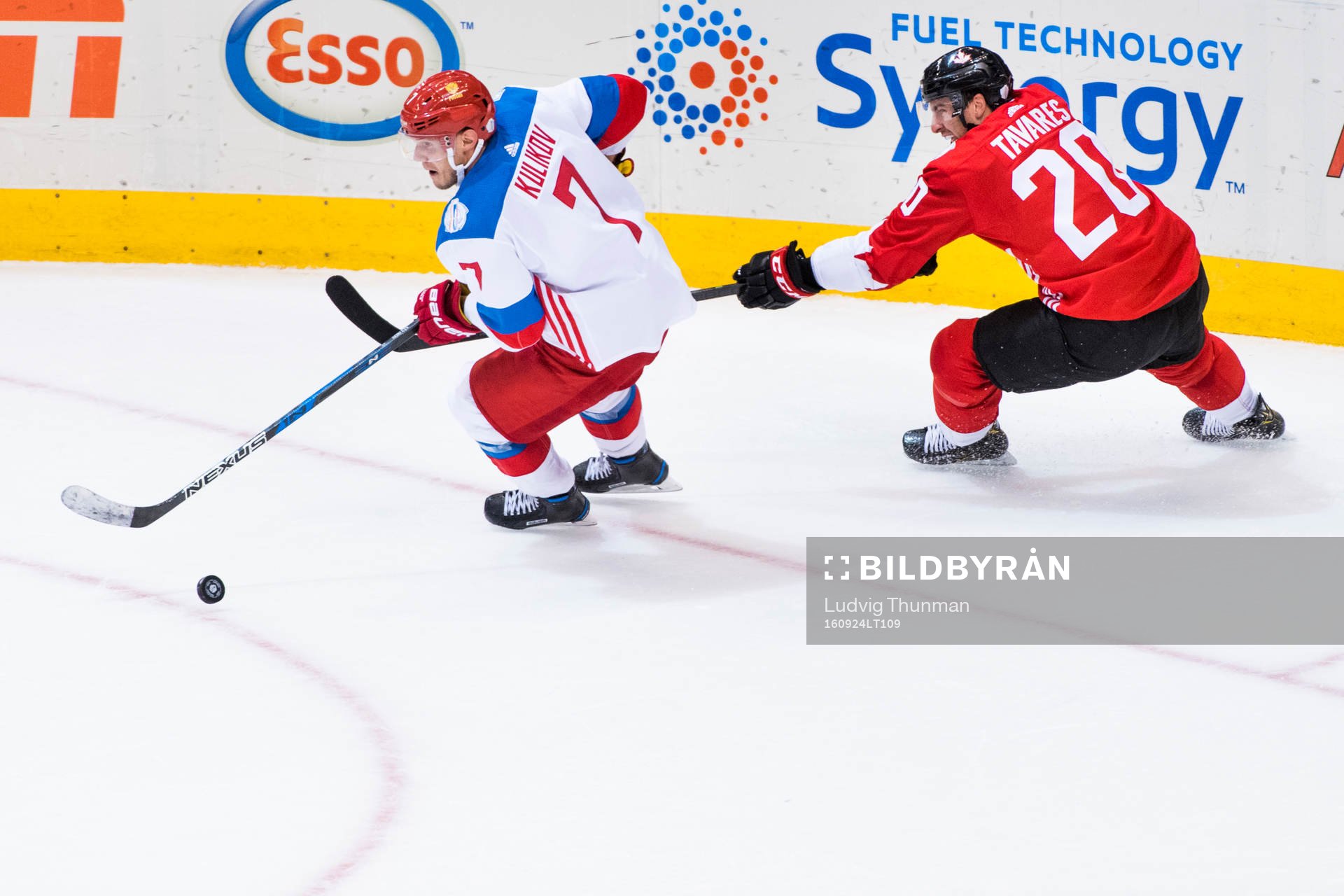 Rysslands Dmitry Kulikov och Kanadas John Tavares