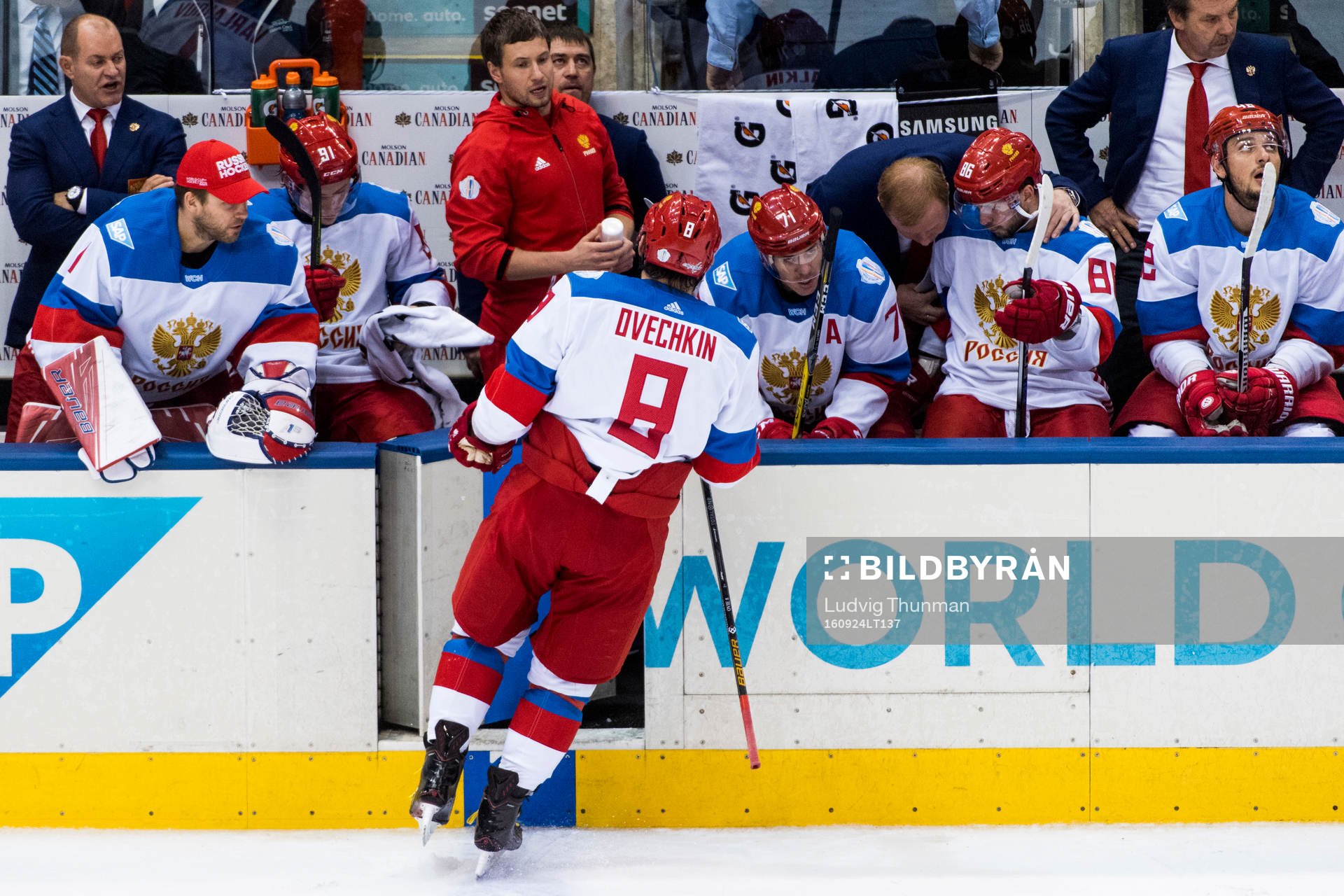 Rysslands Alex Ovechkin lämnar isen