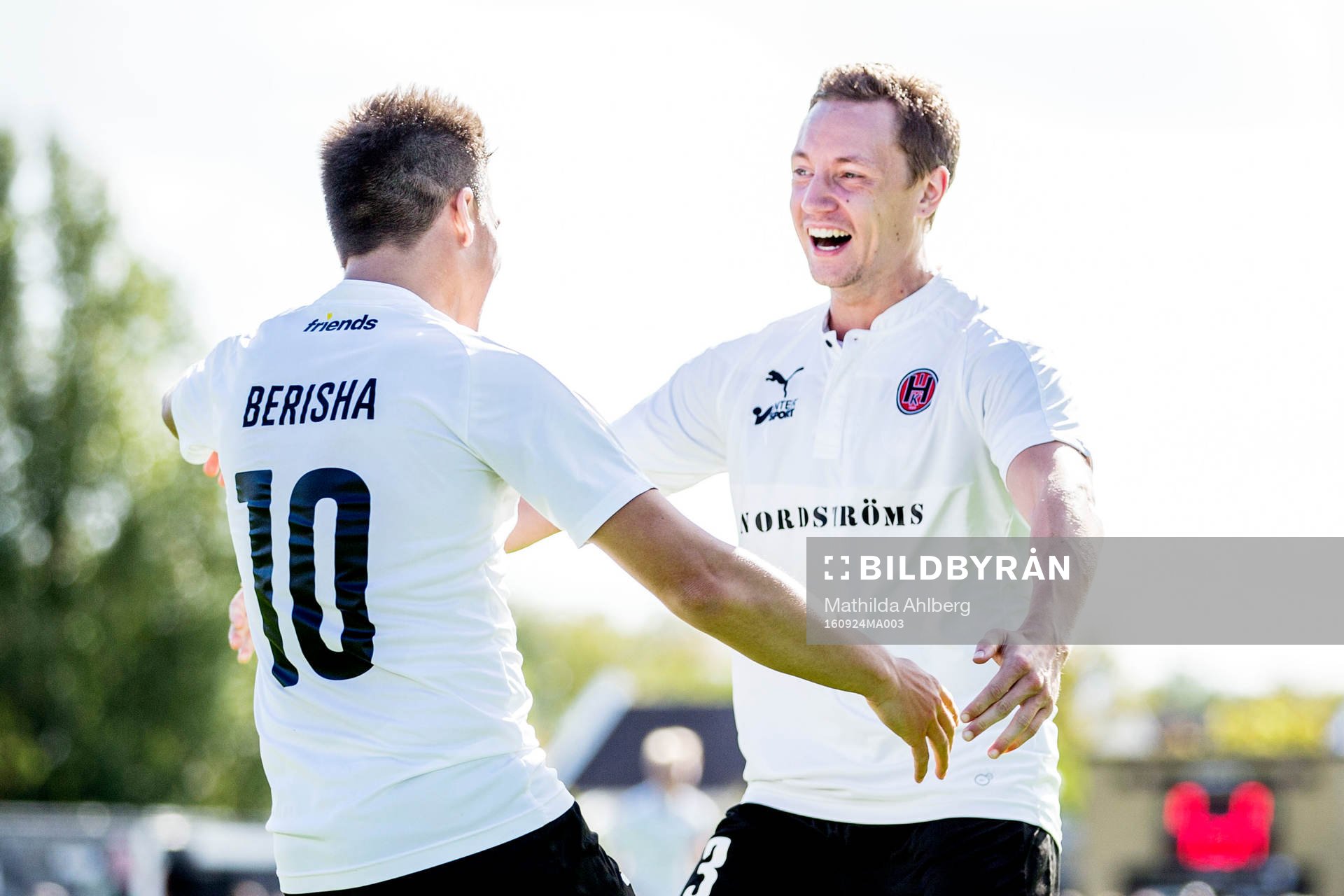 Hittarps Adonis Berisha (ryggen åt kameran) jublar