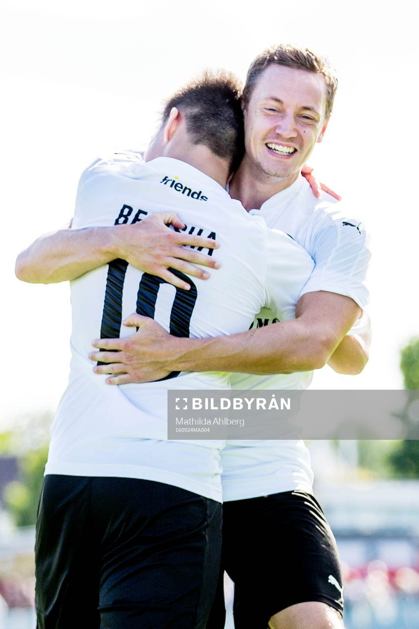Hittarps Adonis Berisha (ryggen åt kameran) jublar