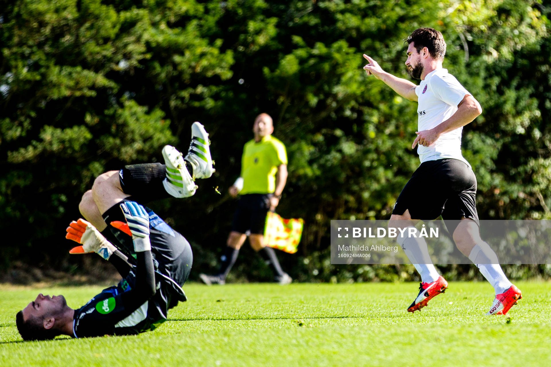 Hittarps Robin Staaf (h) jublar
