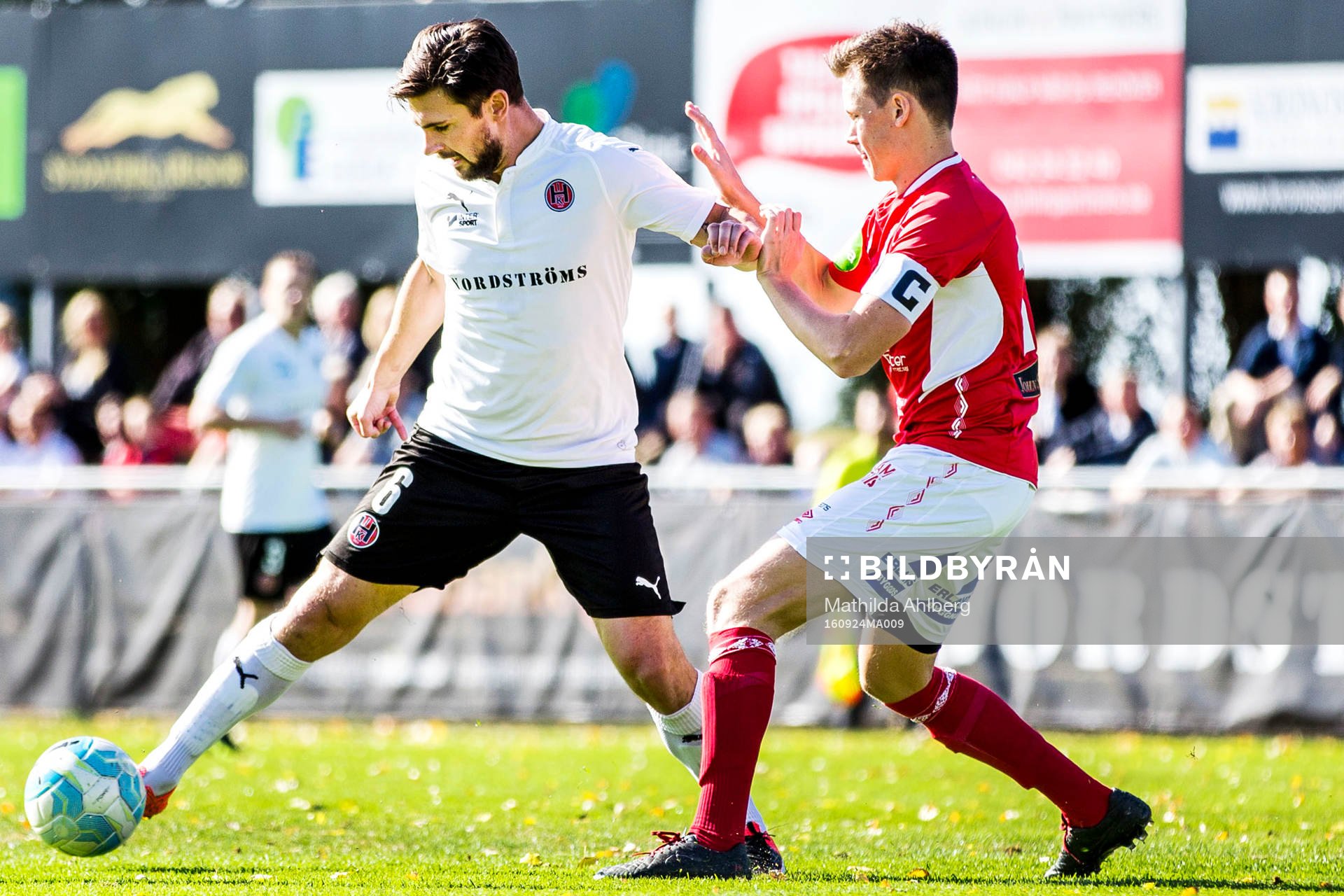 Hittarps Robin Staaf  i duell om bollen