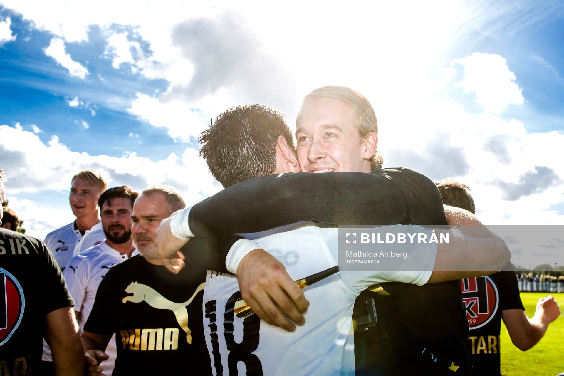Hittarps Peter Milata och målvakt Filiph Bodenäs jublar efter segern med 12-0 vilket resulterade i serieseger i fotbollsmatchen i Division 3 mellan Hittarp och Fjärås den 24 september 2016 i Helsingborg.