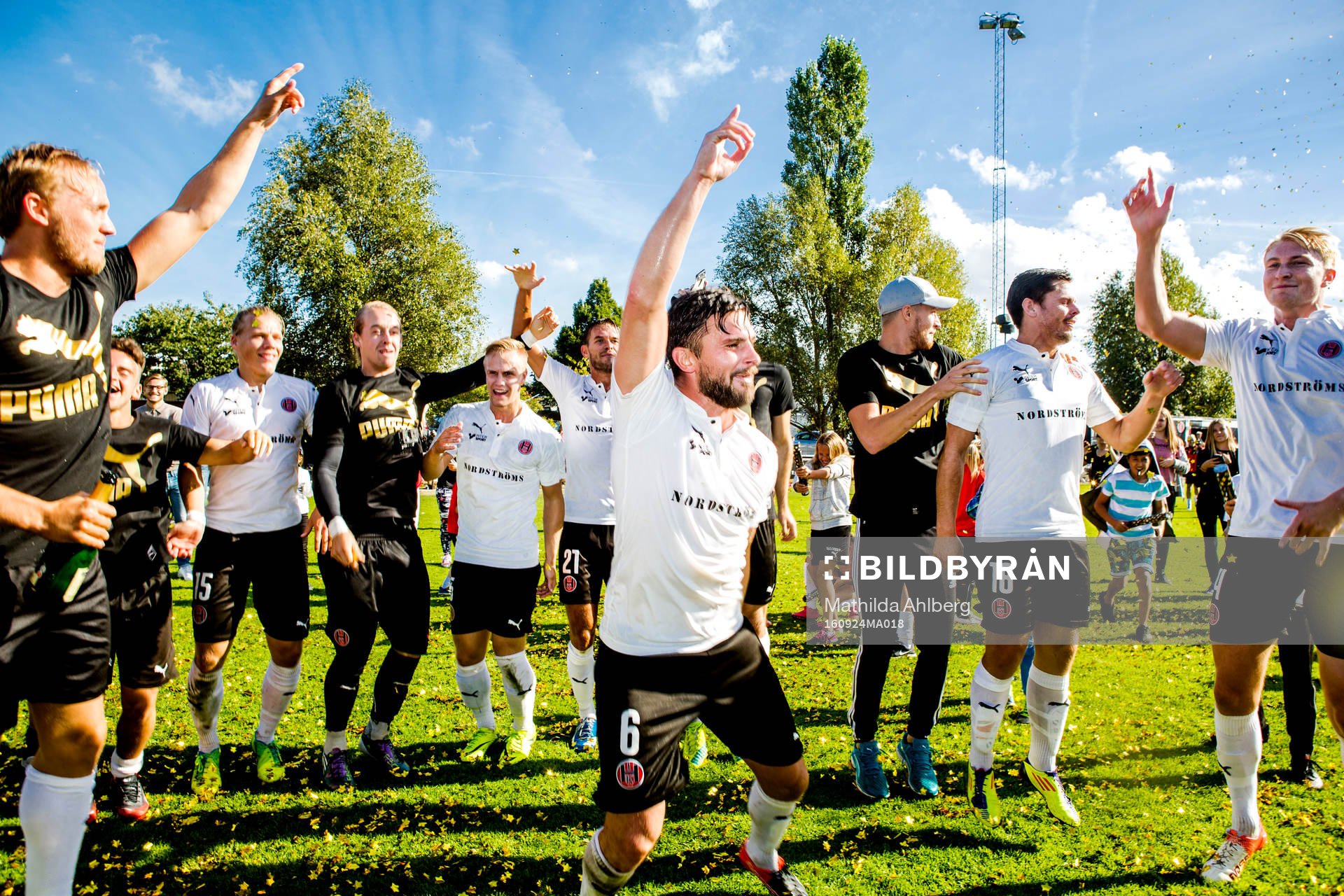 Hittarps spelare jublar med Robin Staaf i mitten