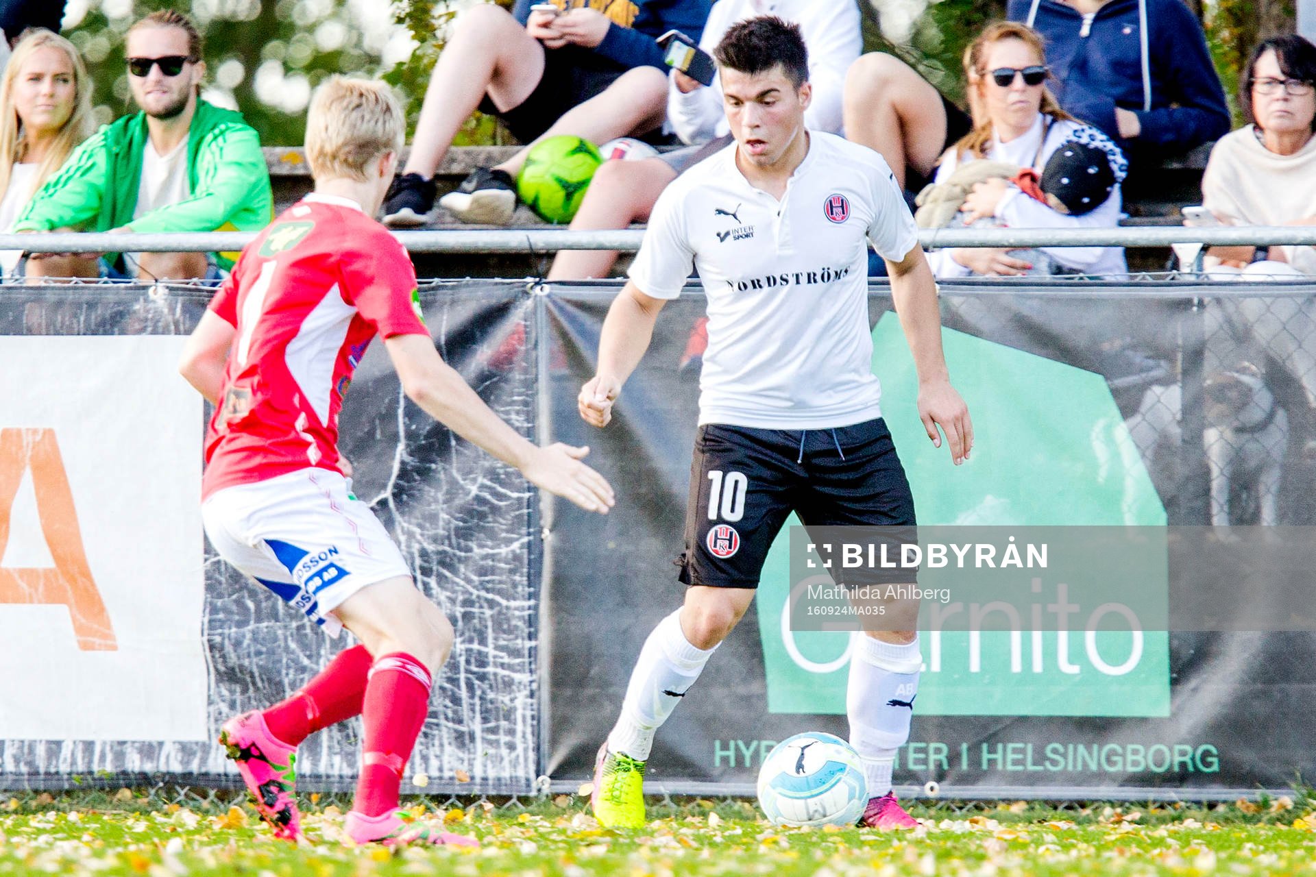 Hittarps Adonis Berisha driver med bollen