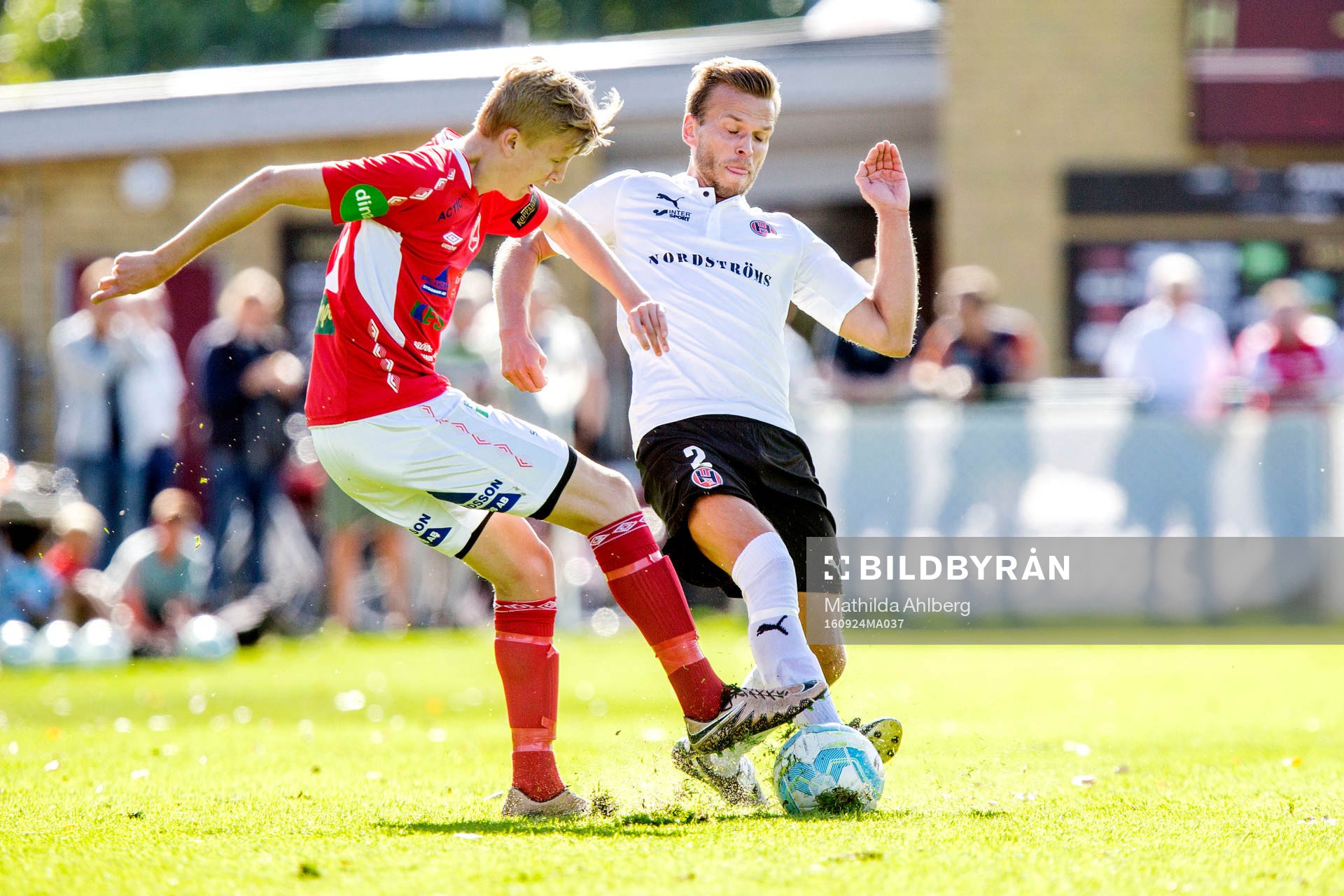 Hittarps Daniel Olsson i duell om bollen