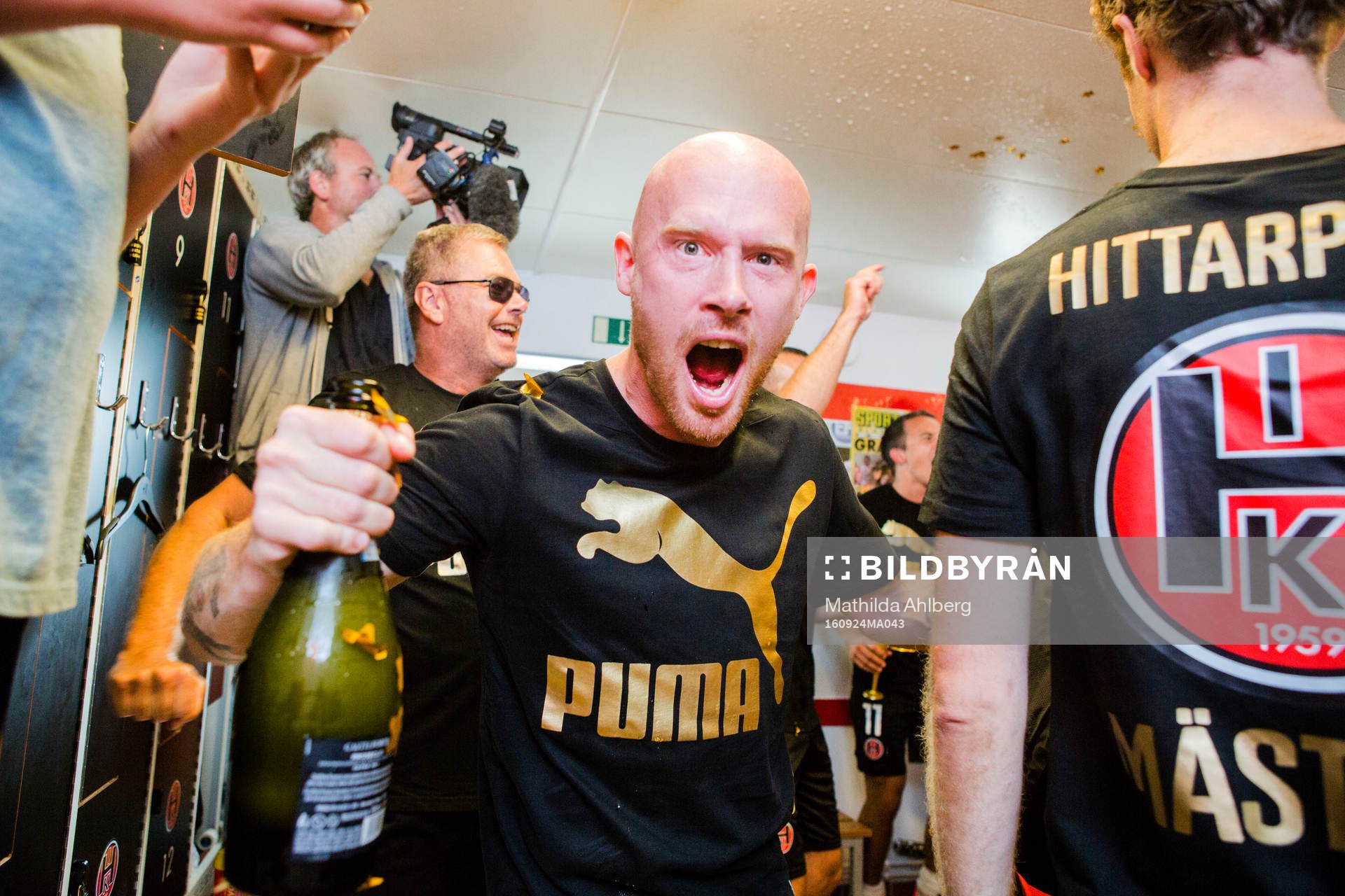 Hittarps tränare Max Mölder jublar efter segern med 12-0 vilket resulterade i serieseger i fotbollsmatchen i Division 3 mellan Hittarp och Fjärås den 24 september 2016 i Helsingborg.