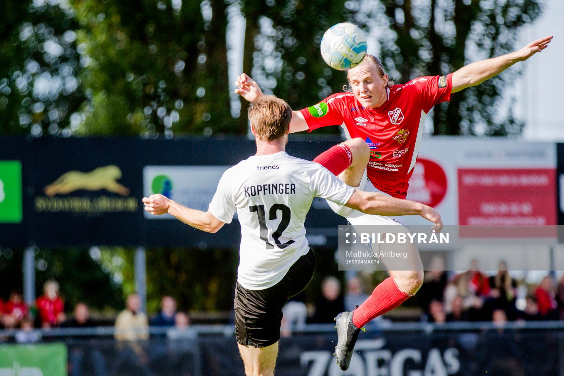 Fjärås  Niklas Ringdahl Bohlin plockar ner bollen