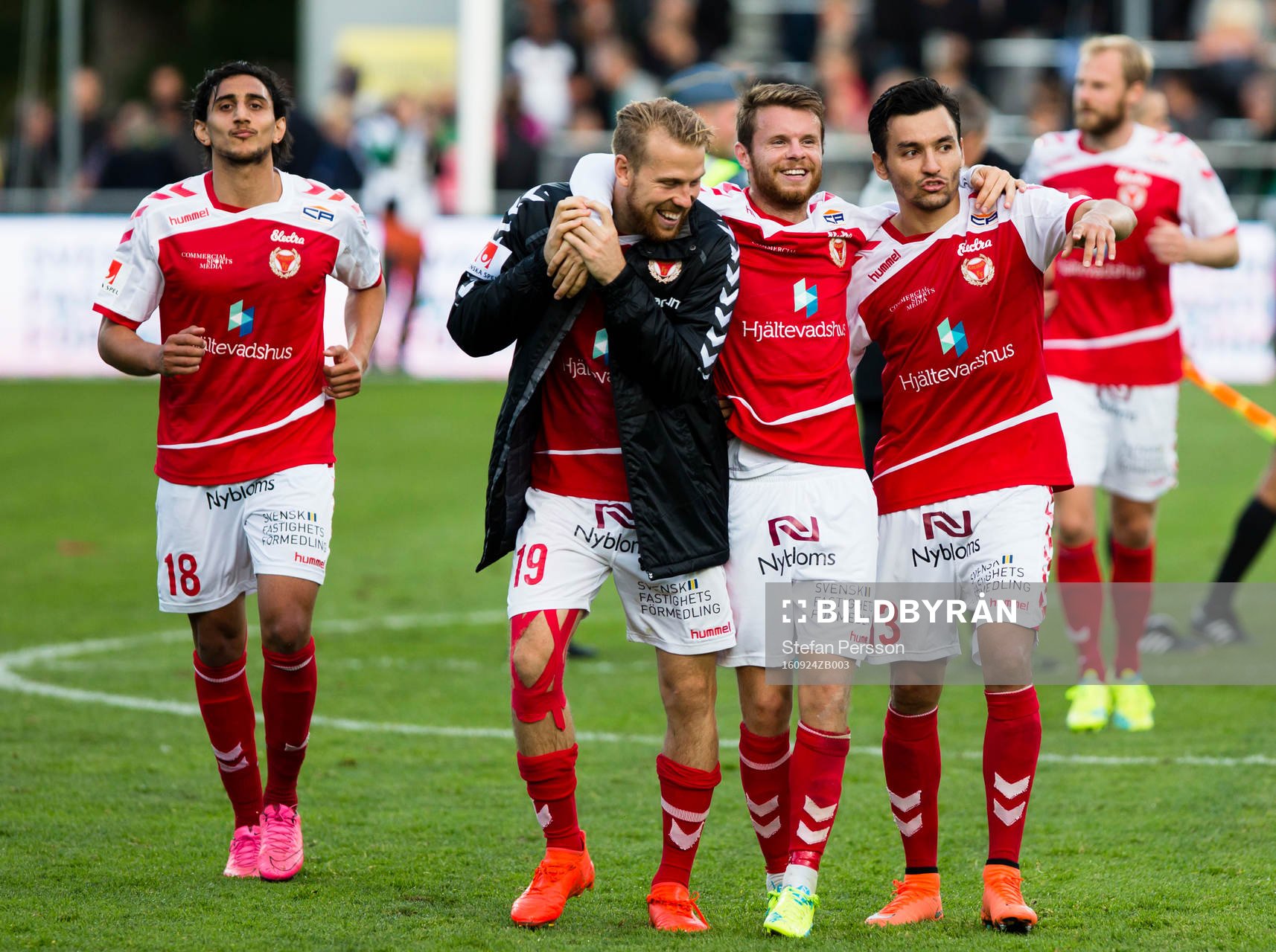 Kalmars Mahmoud Eid, Henri Anier, Måns Söderqvist och Emin Nouri jublar efter fotbollsmatchen i Allsvenskan mellan Jönköping och Kalmar den 24 september 2016 i Jönköping.