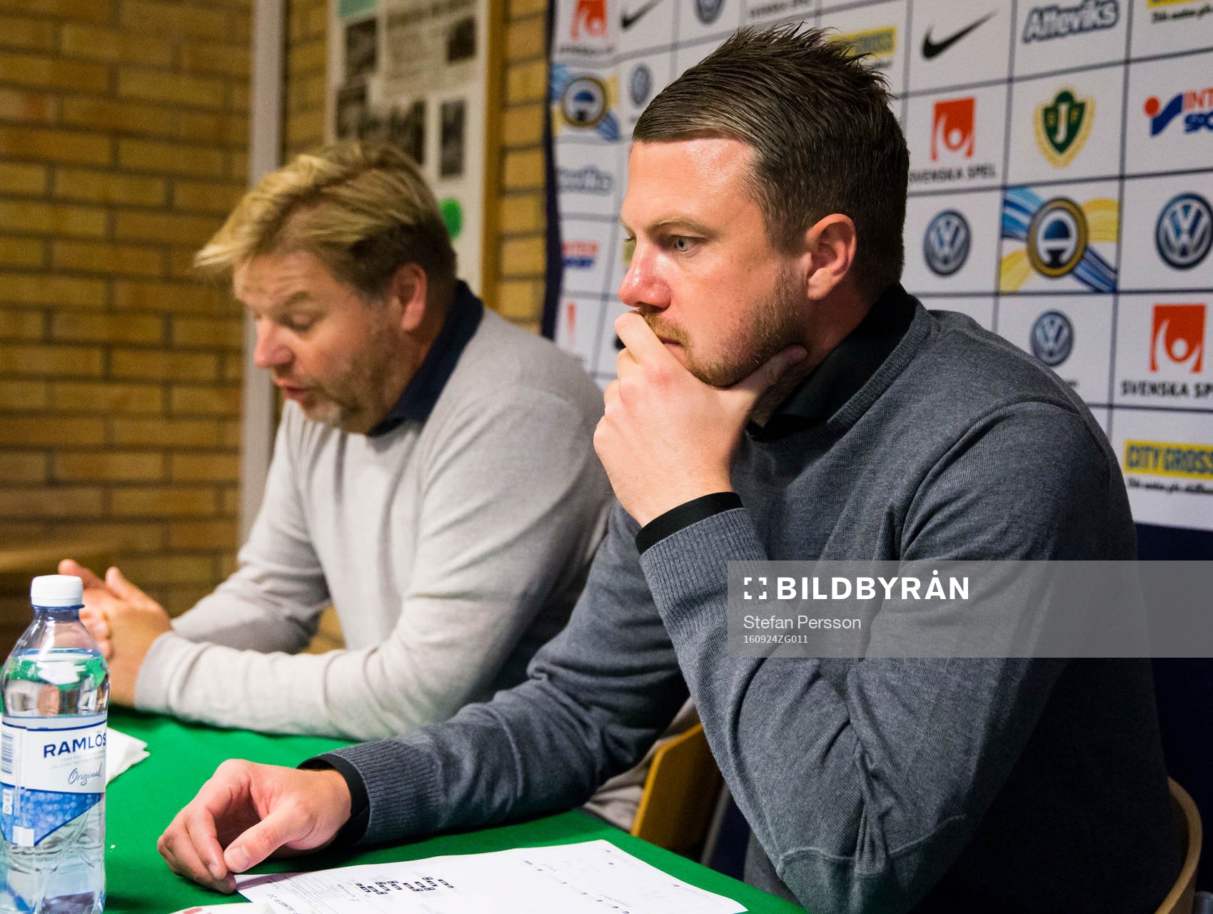 Jönköpings tränare Jimmy Thelin ser deppig ut på