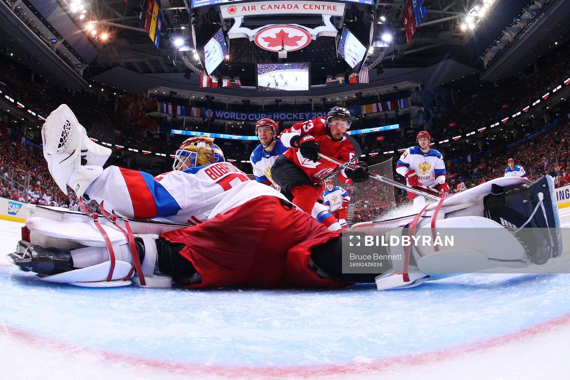Rysslands målvakt Sergei Bobrovsky räddar ett skott när