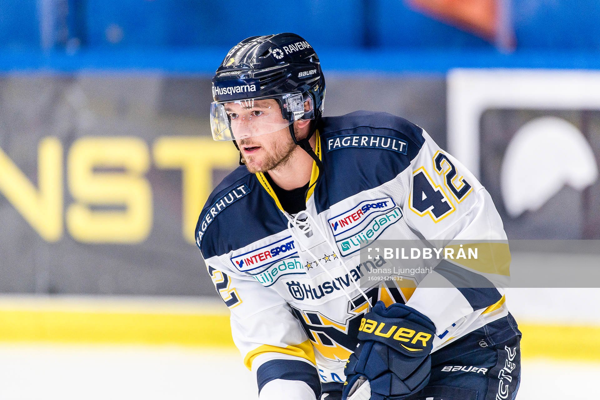 s Dylan Reese värmer upp