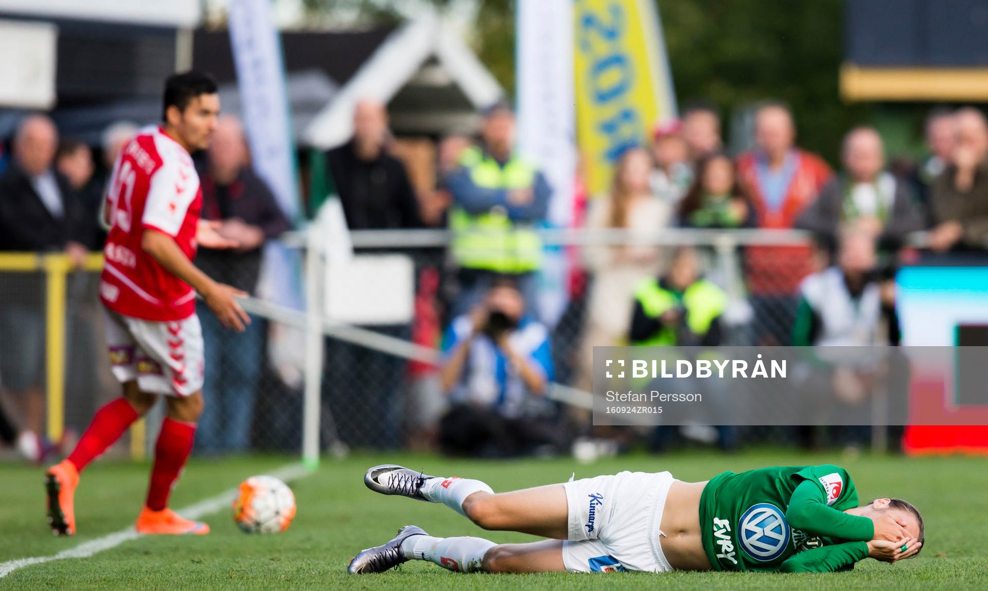Jönköpings Pawel Cibicki har ont efter en duell med Kalmars Emin Nouri under fotbollsmatchen i Allsvenskan mellan Jönköping och Kalmar den 24 september 2016 i Jönköping.
