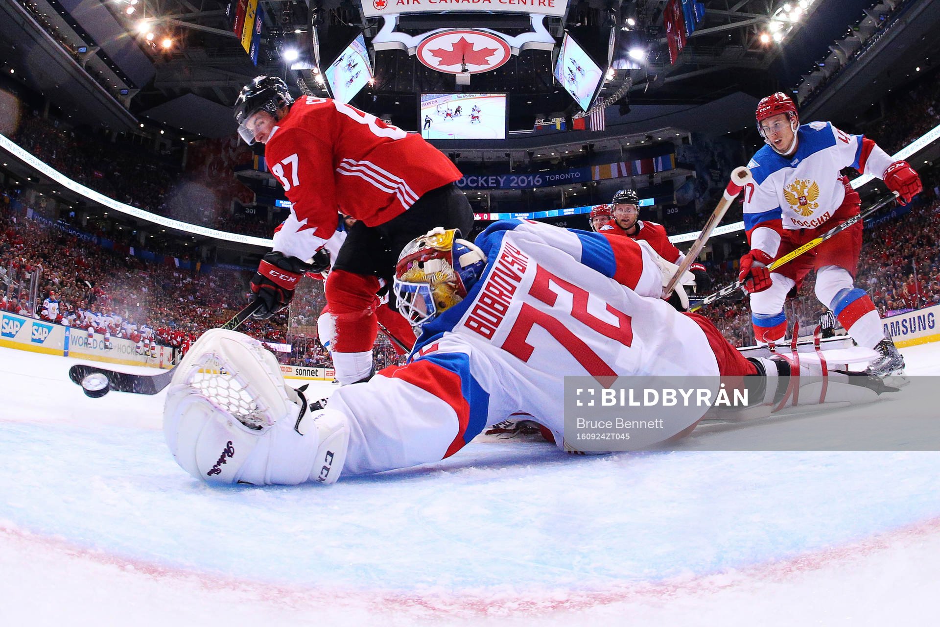 Kanadas Sidney Crosby gör 1-0 bakom Rysslands målvakt