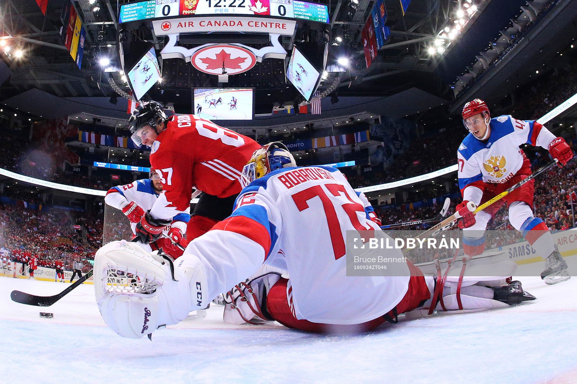 Kanadas Sidney Crosby gör 1-0 bakom Rysslands målvakt