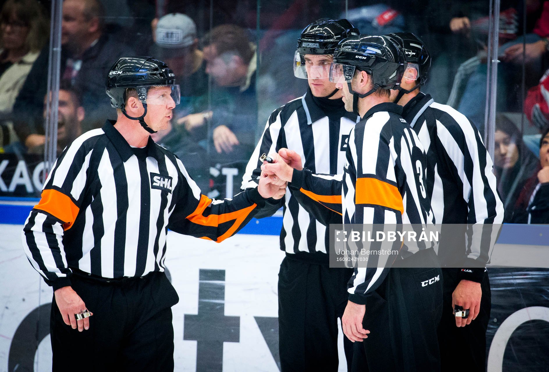 Domare Linus Öhlund och Domare Linus Öhlund gör fistbump