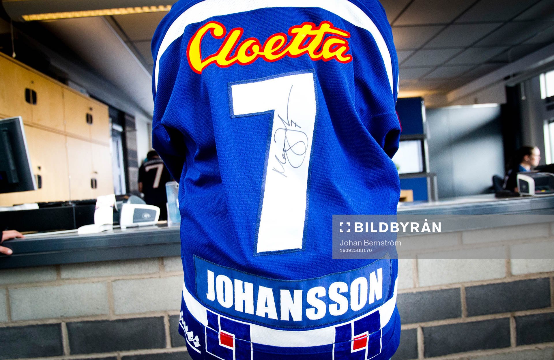 Signerad Magnus Johansson matchtröja innan matchen